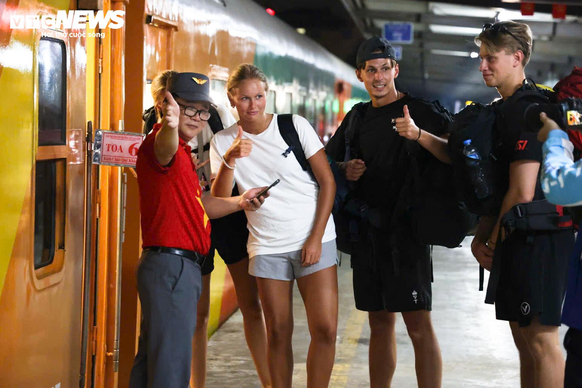 Rời ga Hà Nội, chuyến tàu hạnh phúc đêm Giao thừa lăn bánh vào Nam - 5