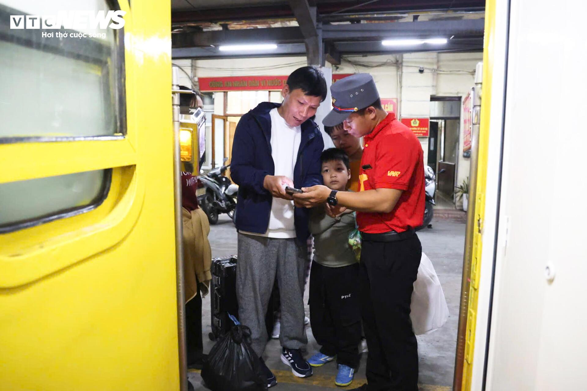 Rời ga Hà Nội, chuyến tàu hạnh phúc đêm Giao thừa lăn bánh vào Nam - 3