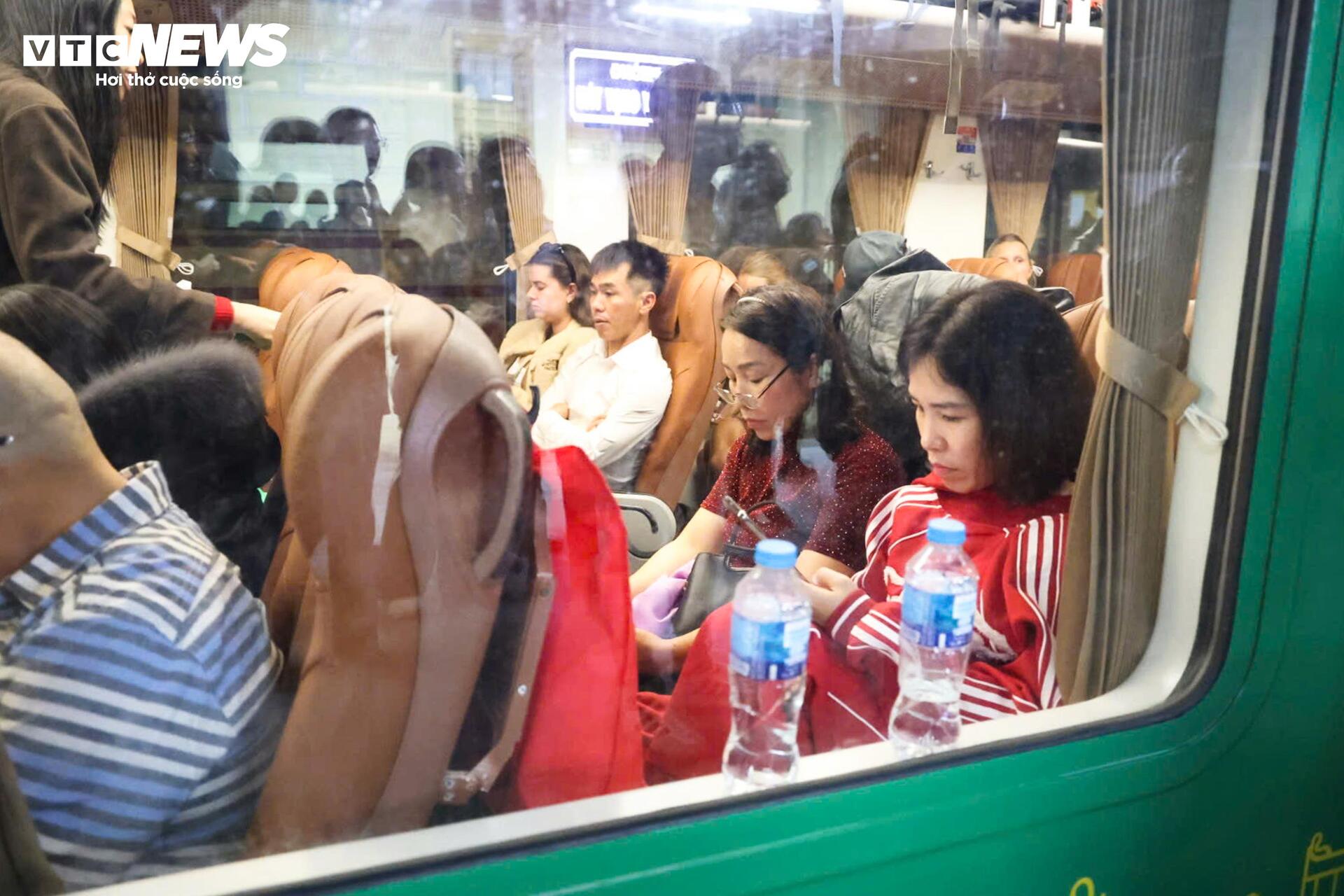 Rời ga Hà Nội, chuyến tàu hạnh phúc đêm Giao thừa lăn bánh vào Nam - 11