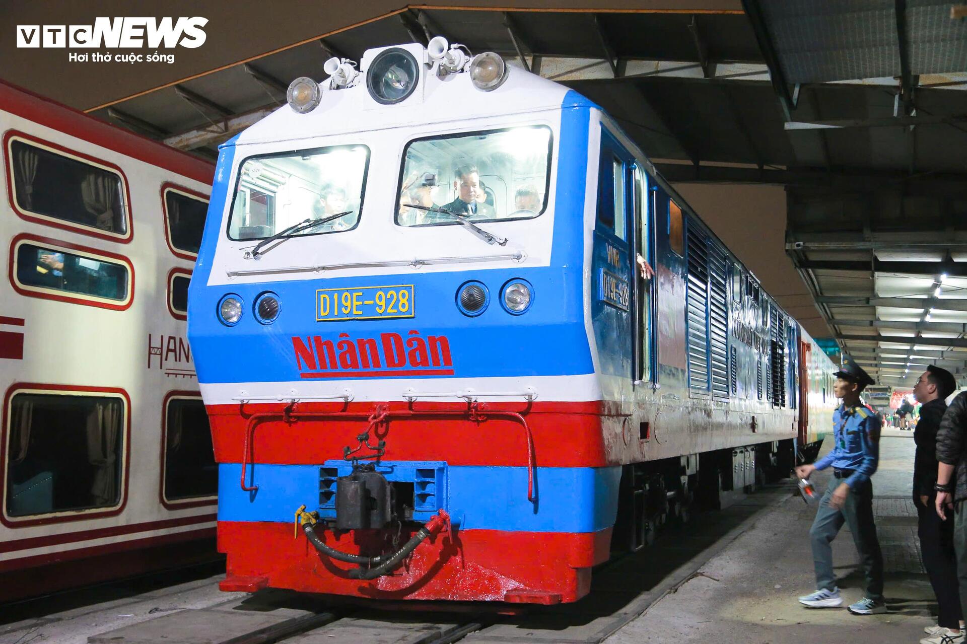 Rời ga Hà Nội, chuyến tàu hạnh phúc đêm Giao thừa lăn bánh vào Nam - 2