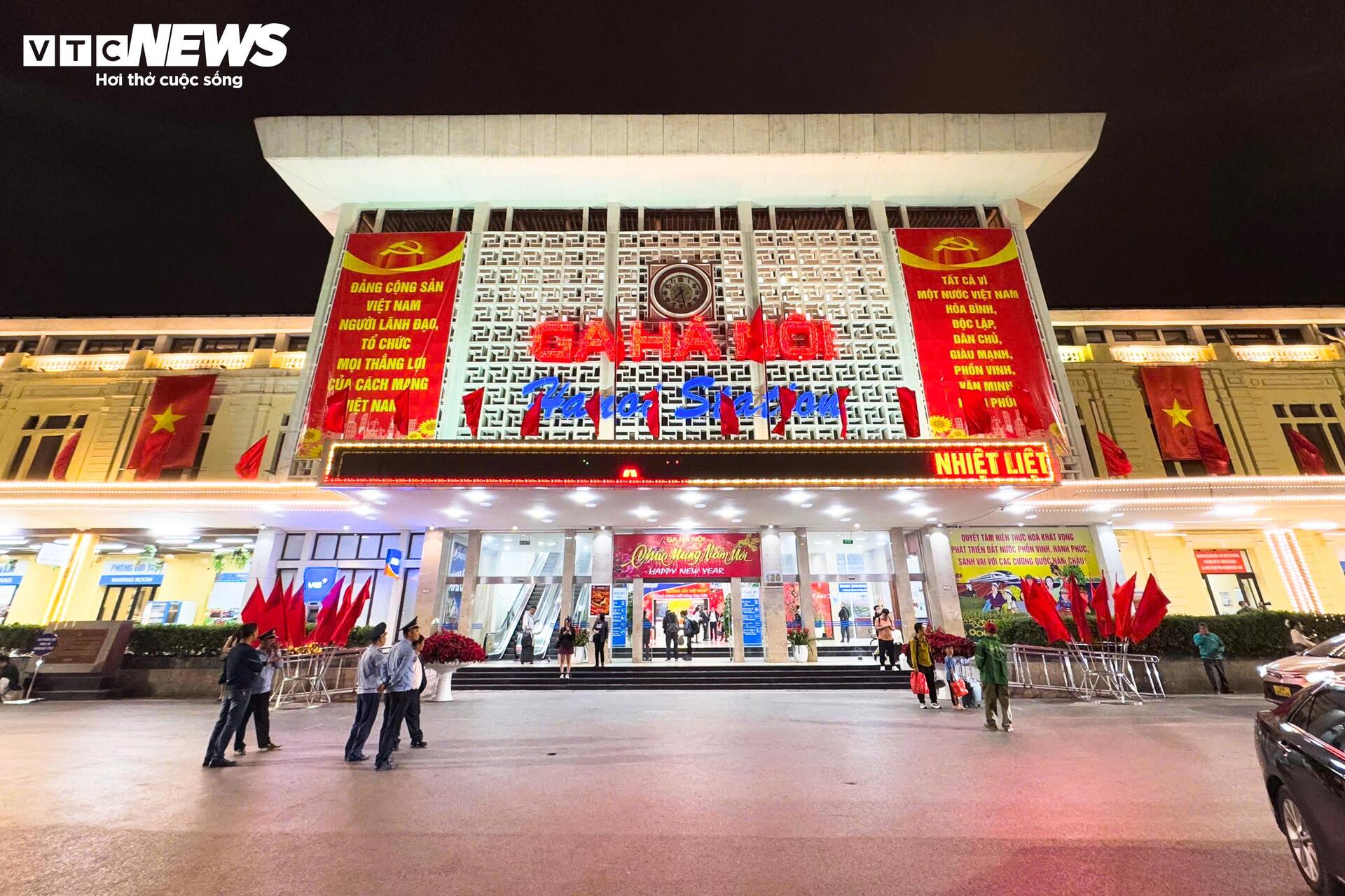 Rời ga Hà Nội, chuyến tàu hạnh phúc đêm Giao thừa lăn bánh vào Nam - 1