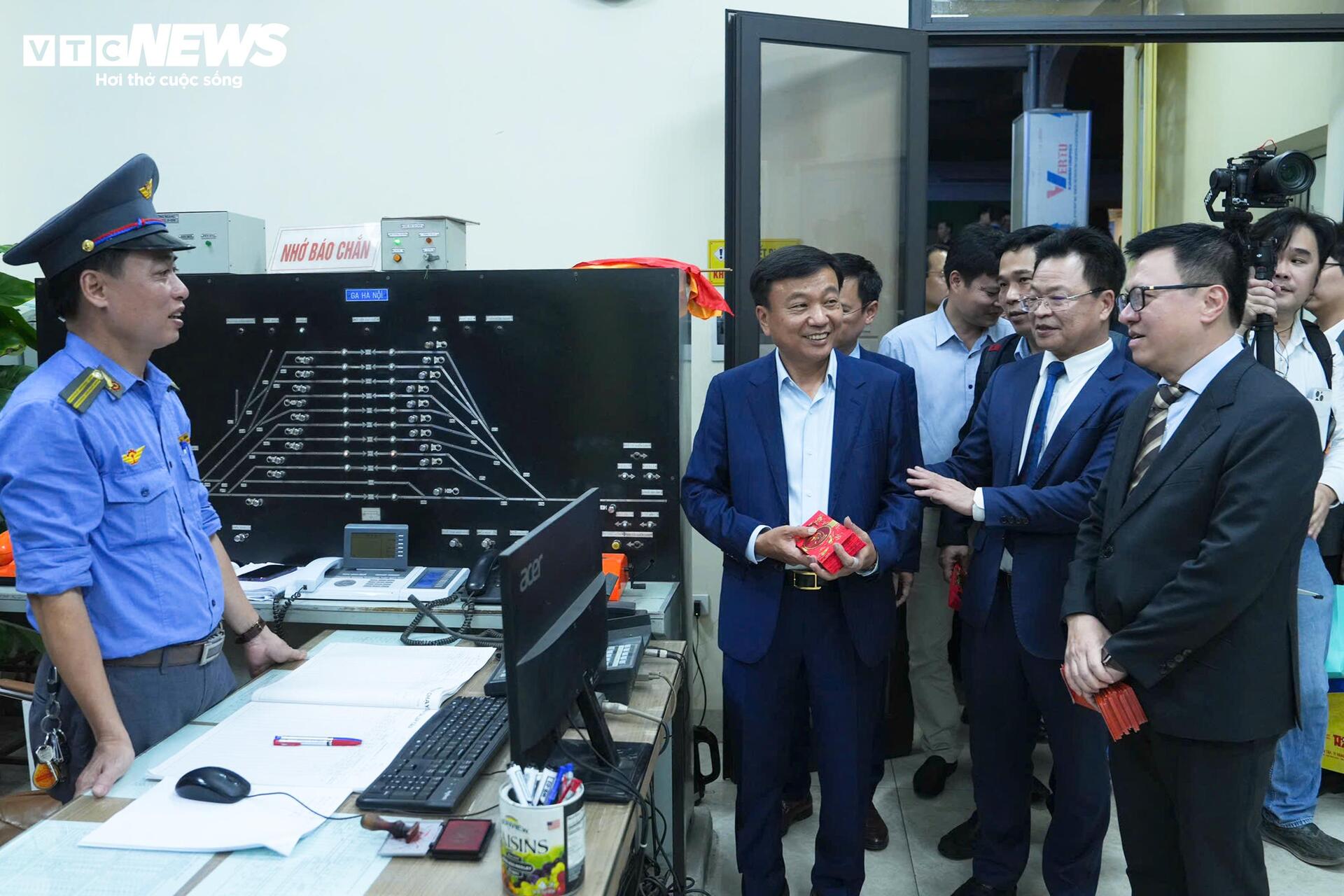 Rời ga Hà Nội, chuyến tàu hạnh phúc đêm Giao thừa lăn bánh vào Nam - 7