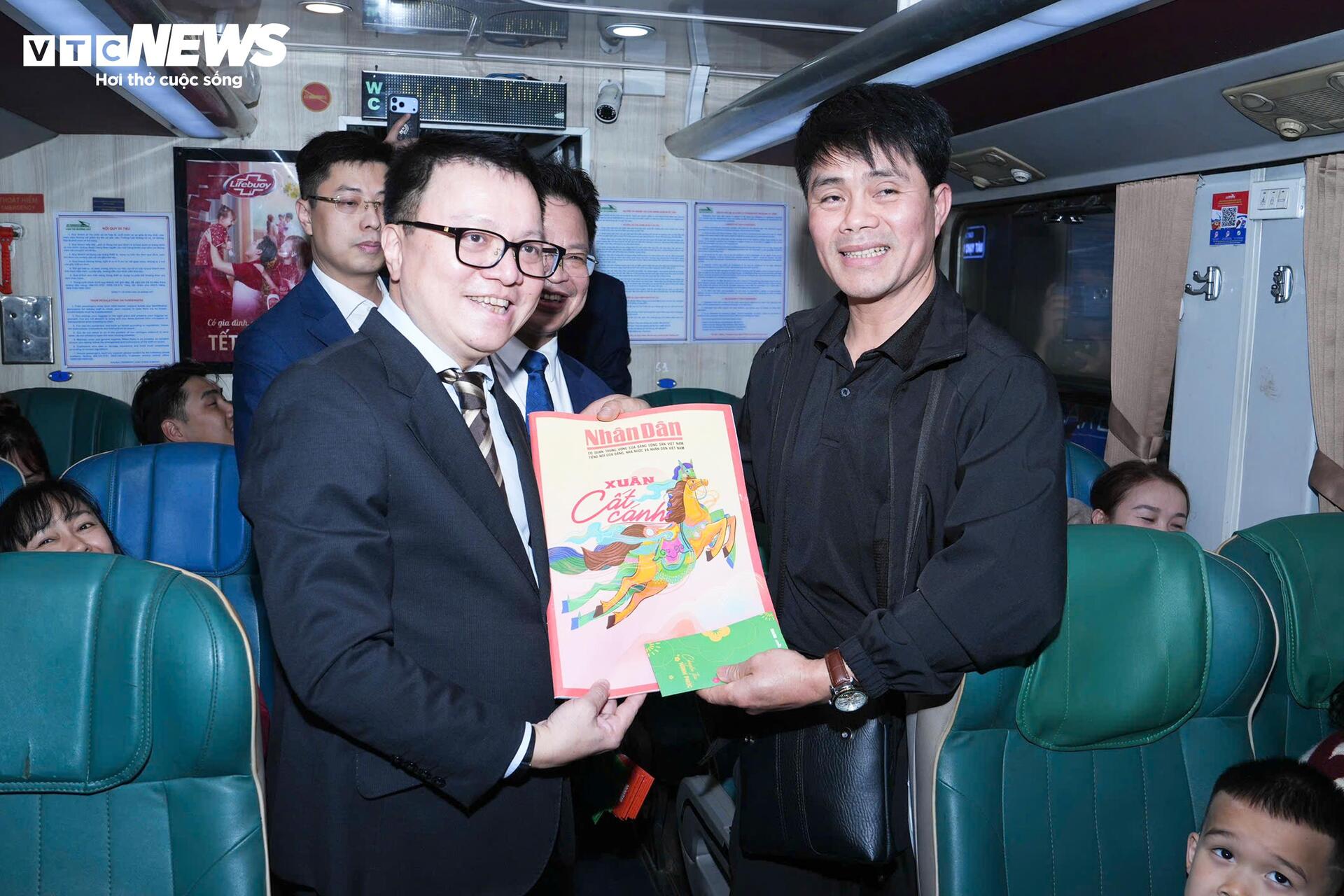 Rời ga Hà Nội, chuyến tàu hạnh phúc đêm Giao thừa lăn bánh vào Nam - 10