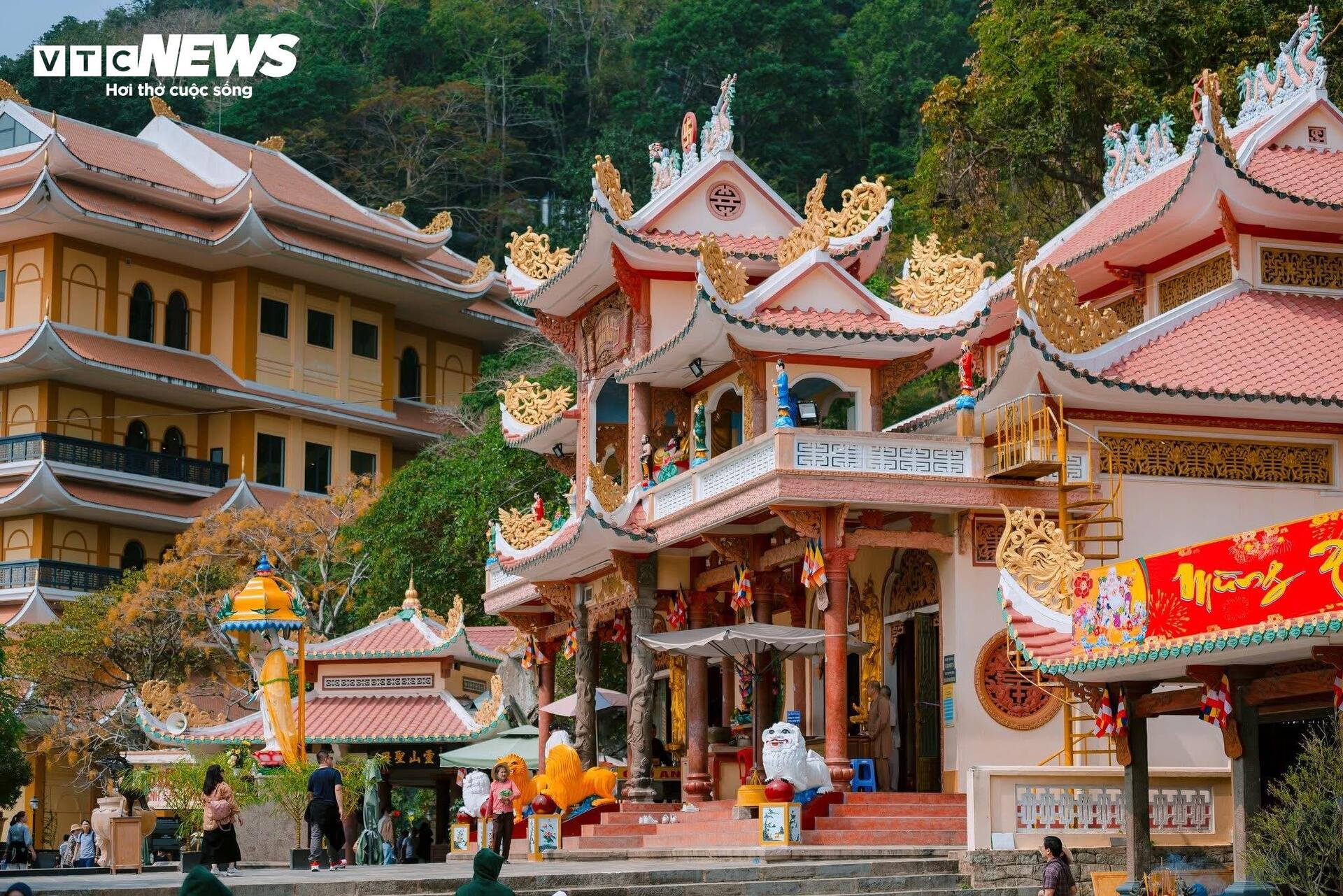 Cuối năm, lên chùa không để xin, mà để tạ ơn - 9