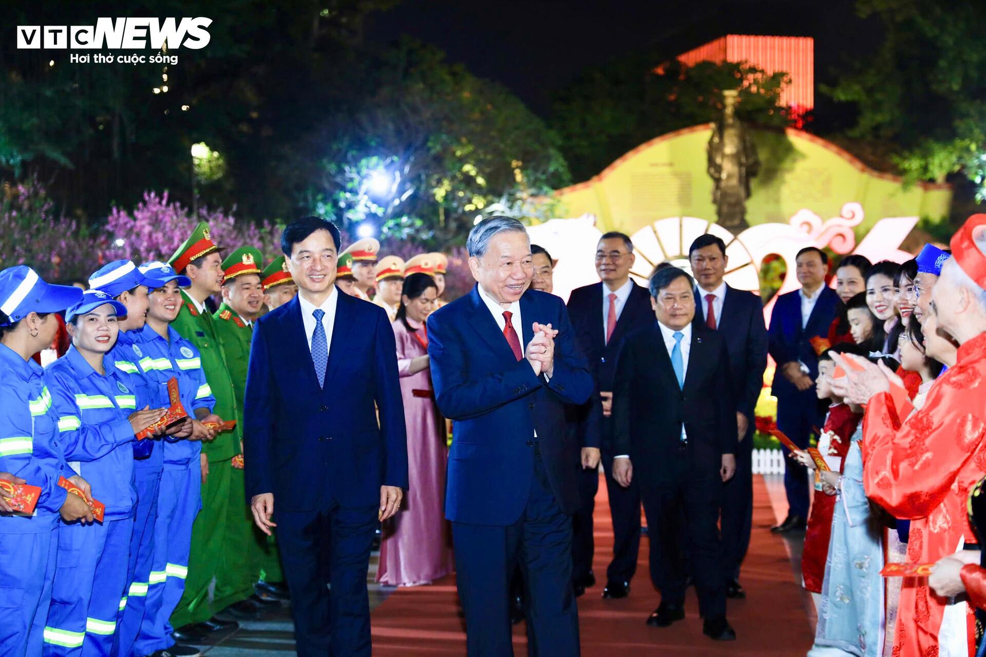 Tổng Bí thư Tô Lâm dâng hương vua Lý Thái Tổ và chúc Tết Nhân dân Thủ đô - 3