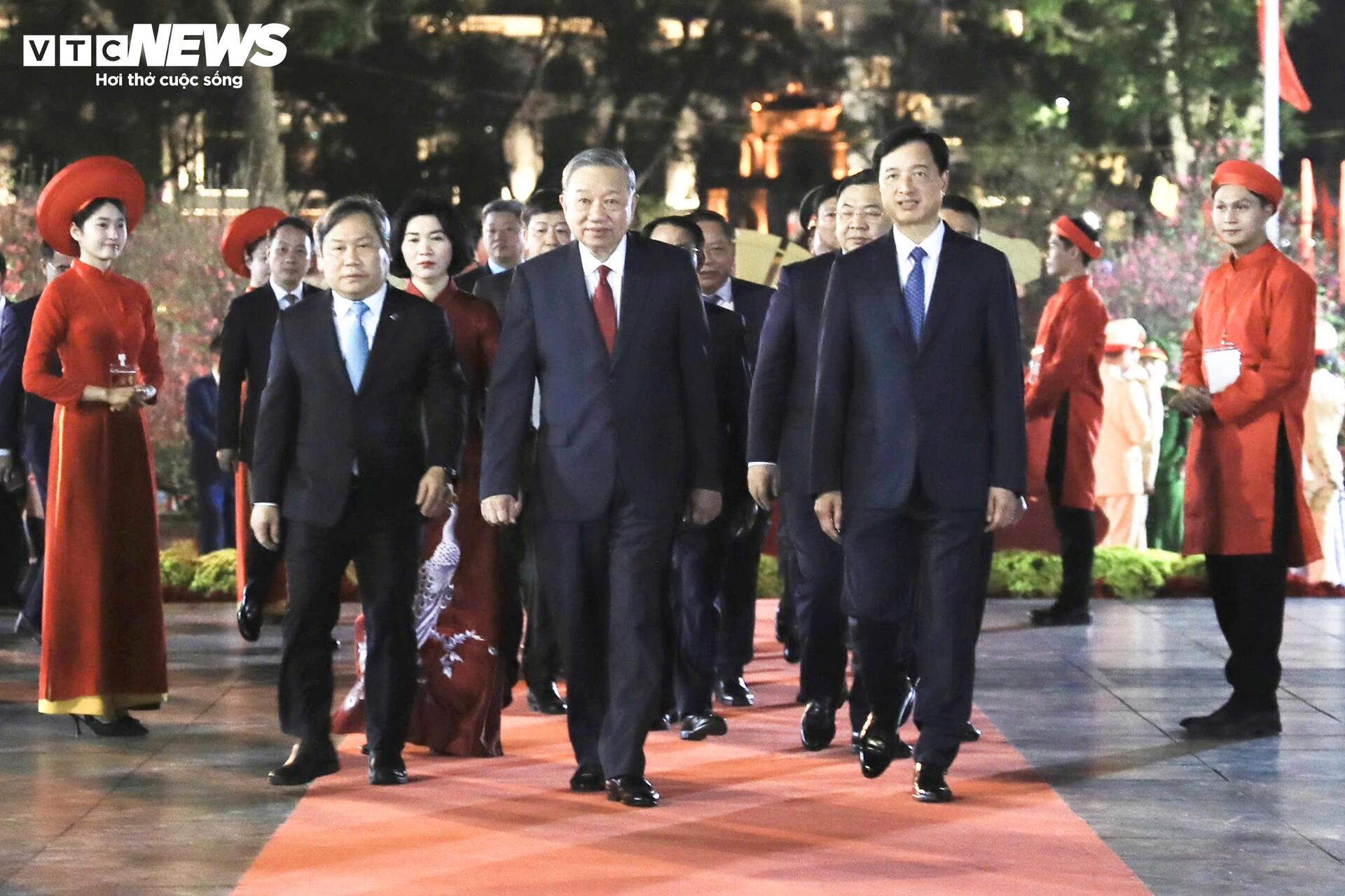 Tổng Bí thư Tô Lâm dâng hương vua Lý Thái Tổ và chúc Tết Nhân dân Thủ đô - 1