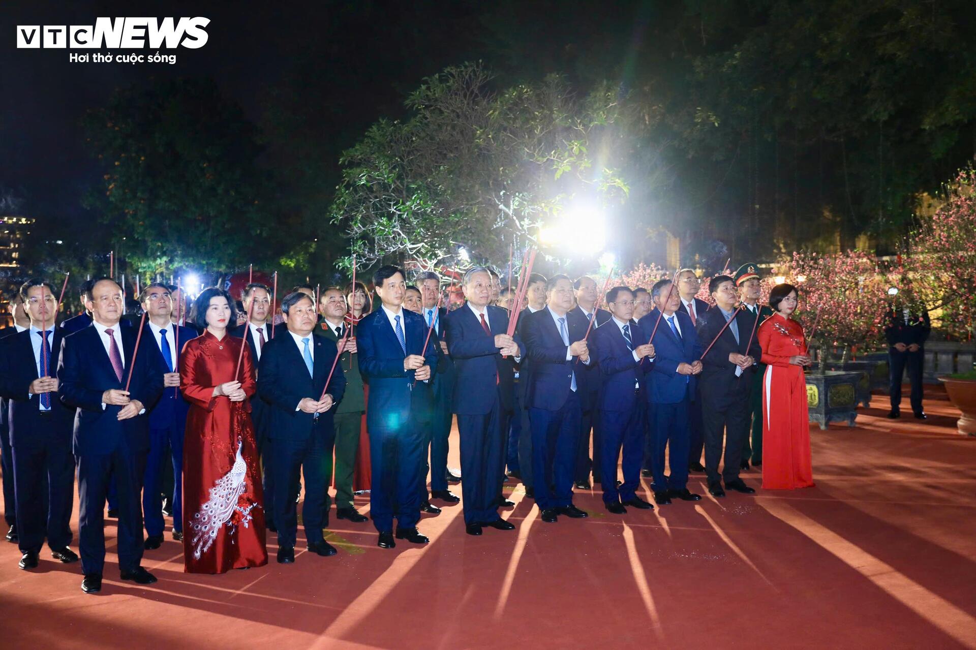 Tổng Bí thư Tô Lâm dâng hương vua Lý Thái Tổ và chúc Tết Nhân dân Thủ đô - 2