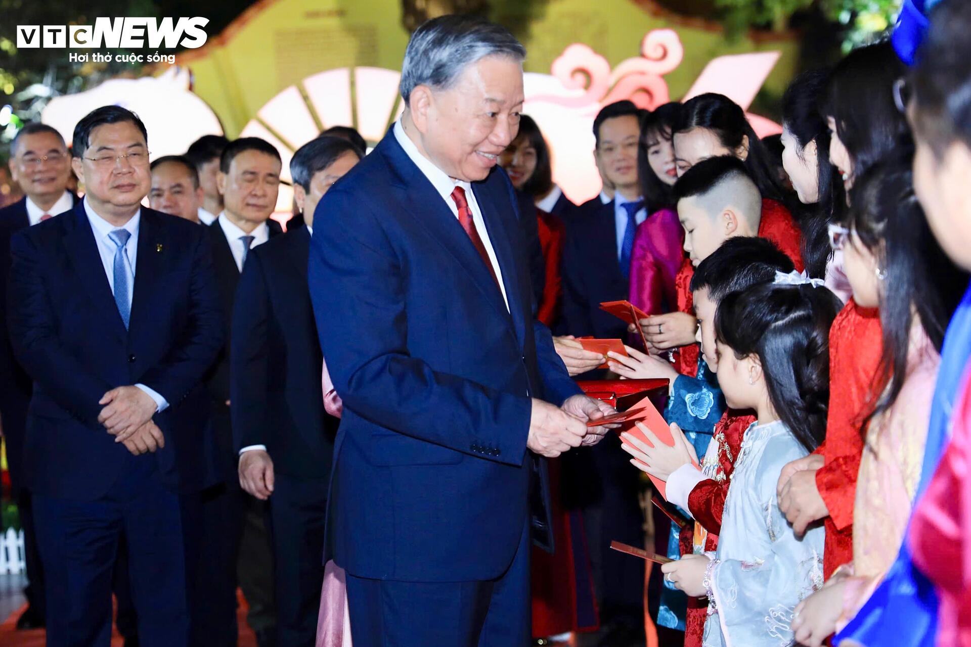 Tổng Bí thư Tô Lâm dâng hương vua Lý Thái Tổ và chúc Tết Nhân dân Thủ đô - 5