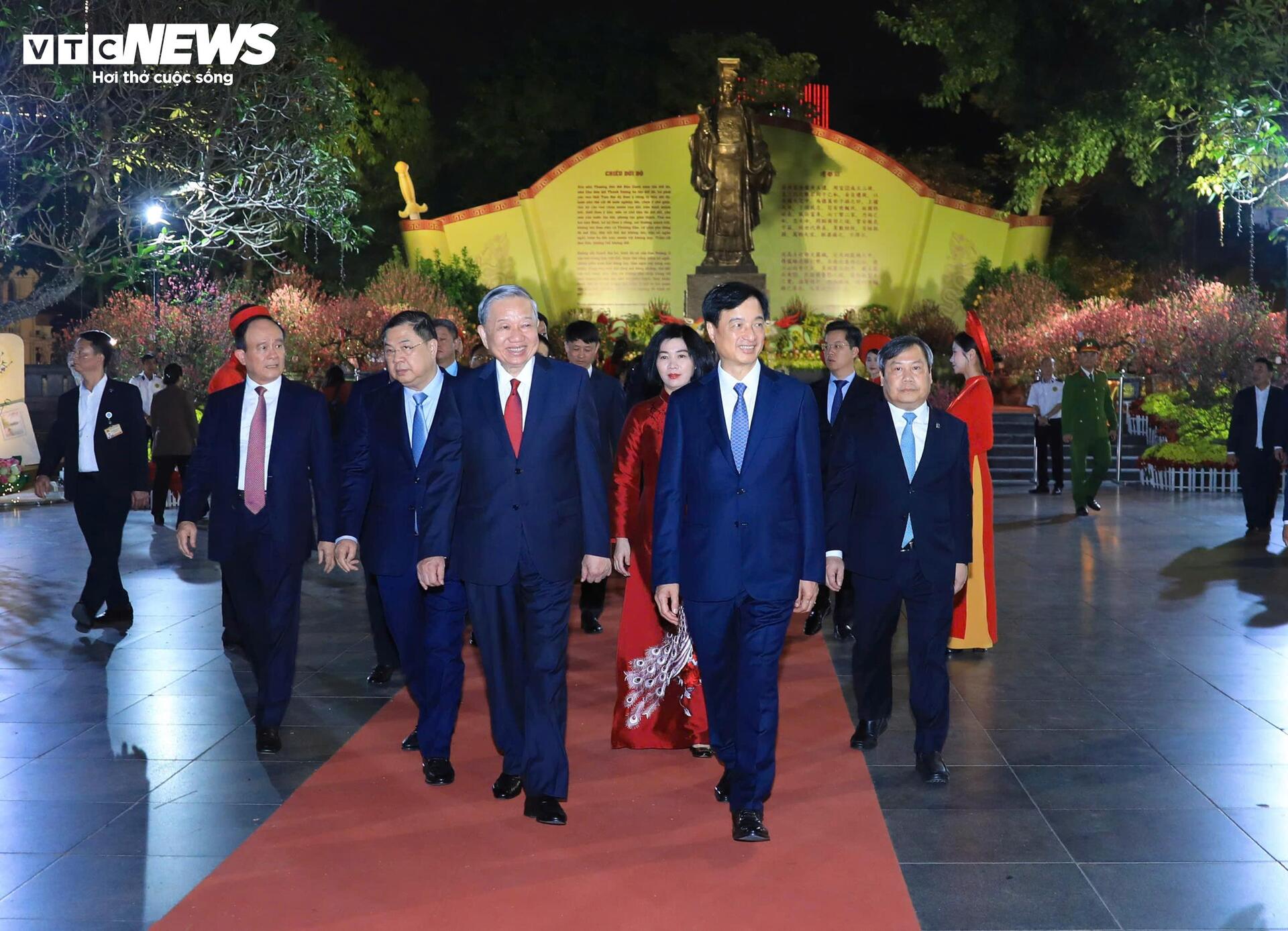 Tổng Bí thư Tô Lâm dâng hương vua Lý Thái Tổ và chúc Tết Nhân dân Thủ đô - 4