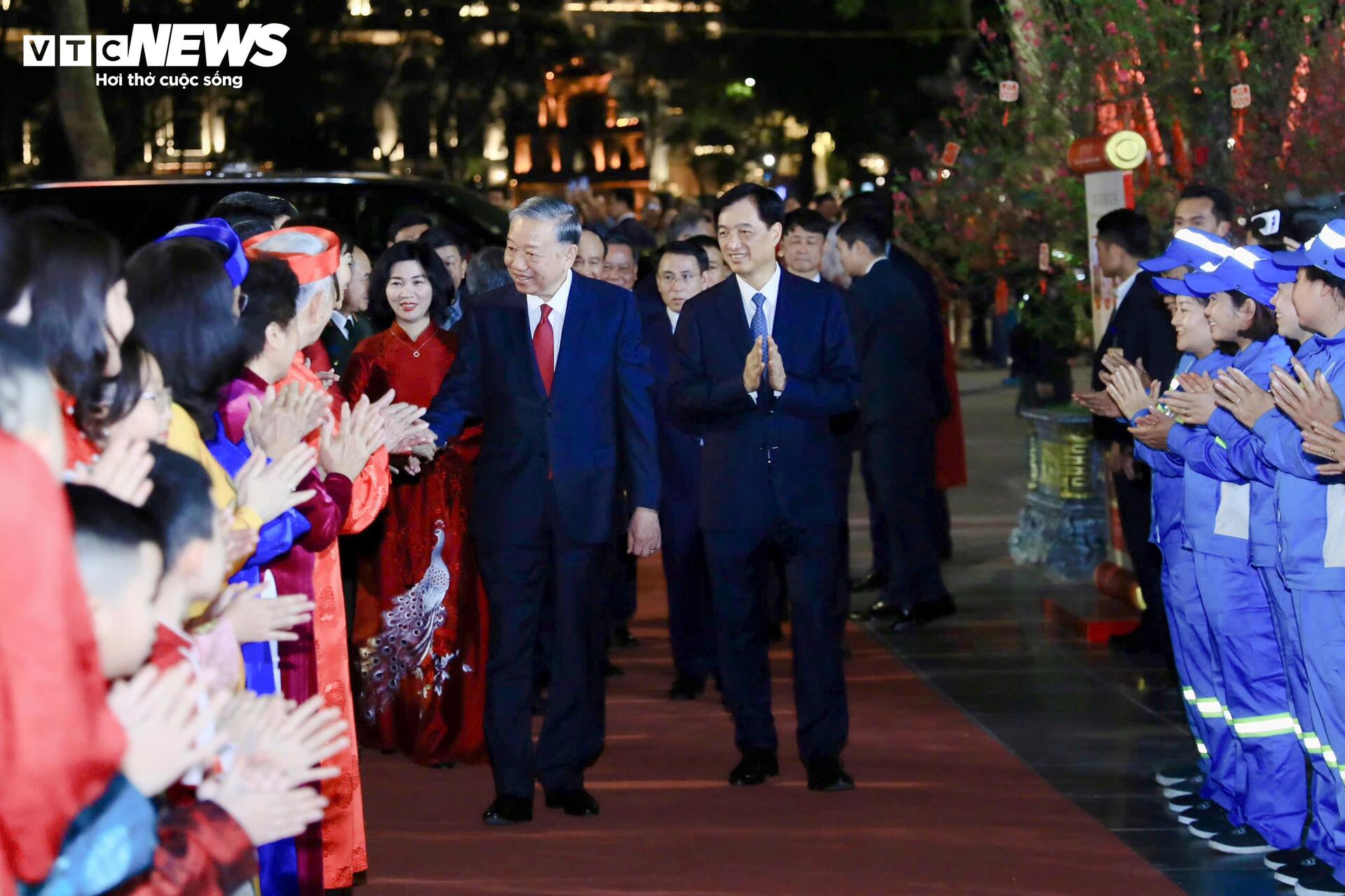 Tổng Bí thư Tô Lâm dâng hương vua Lý Thái Tổ và chúc Tết Nhân dân Thủ đô - 6