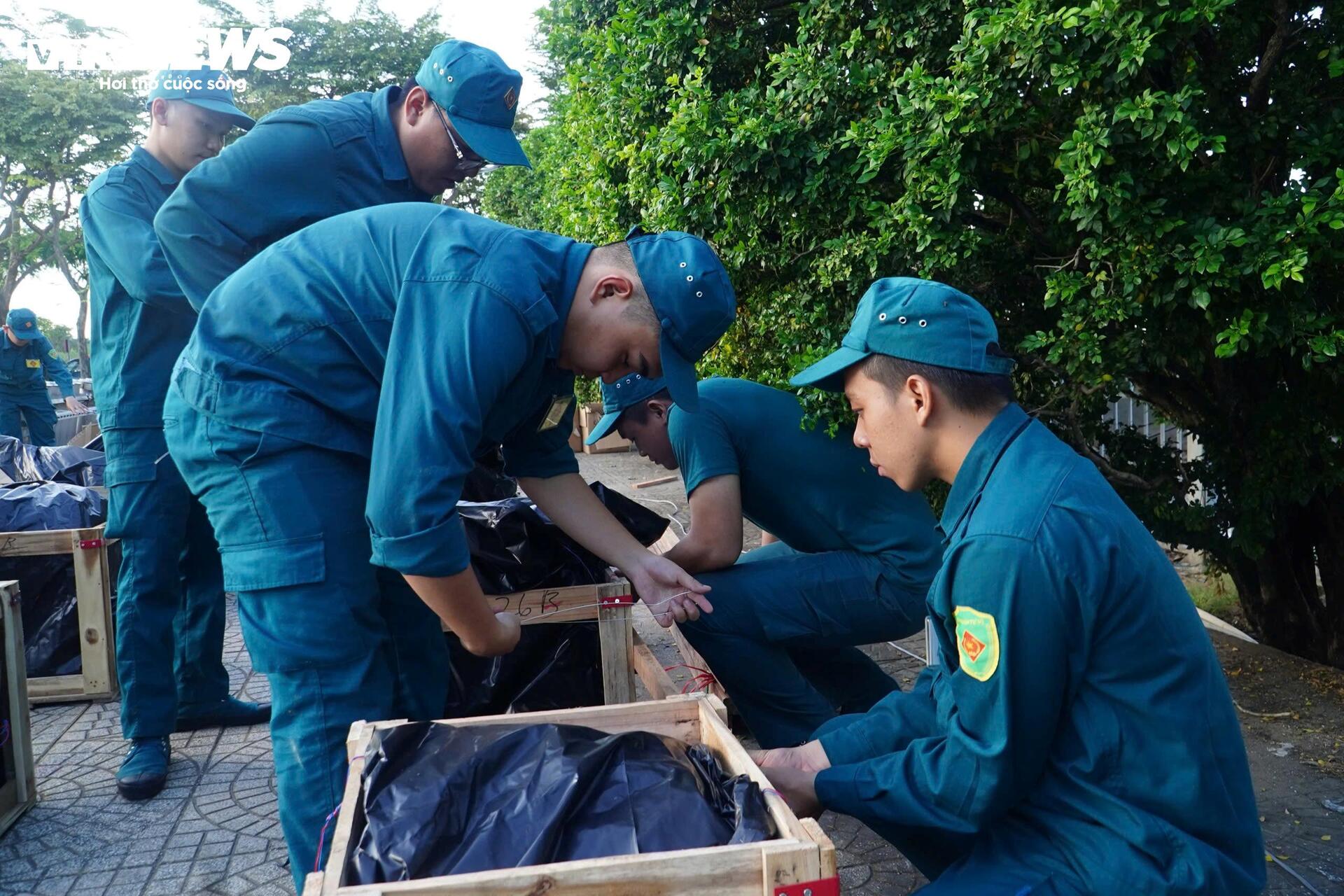 Cận cảnh trận địa pháo hoa ở TP.HCM sẵn sàng khai hỏa đón giao thừa - 9