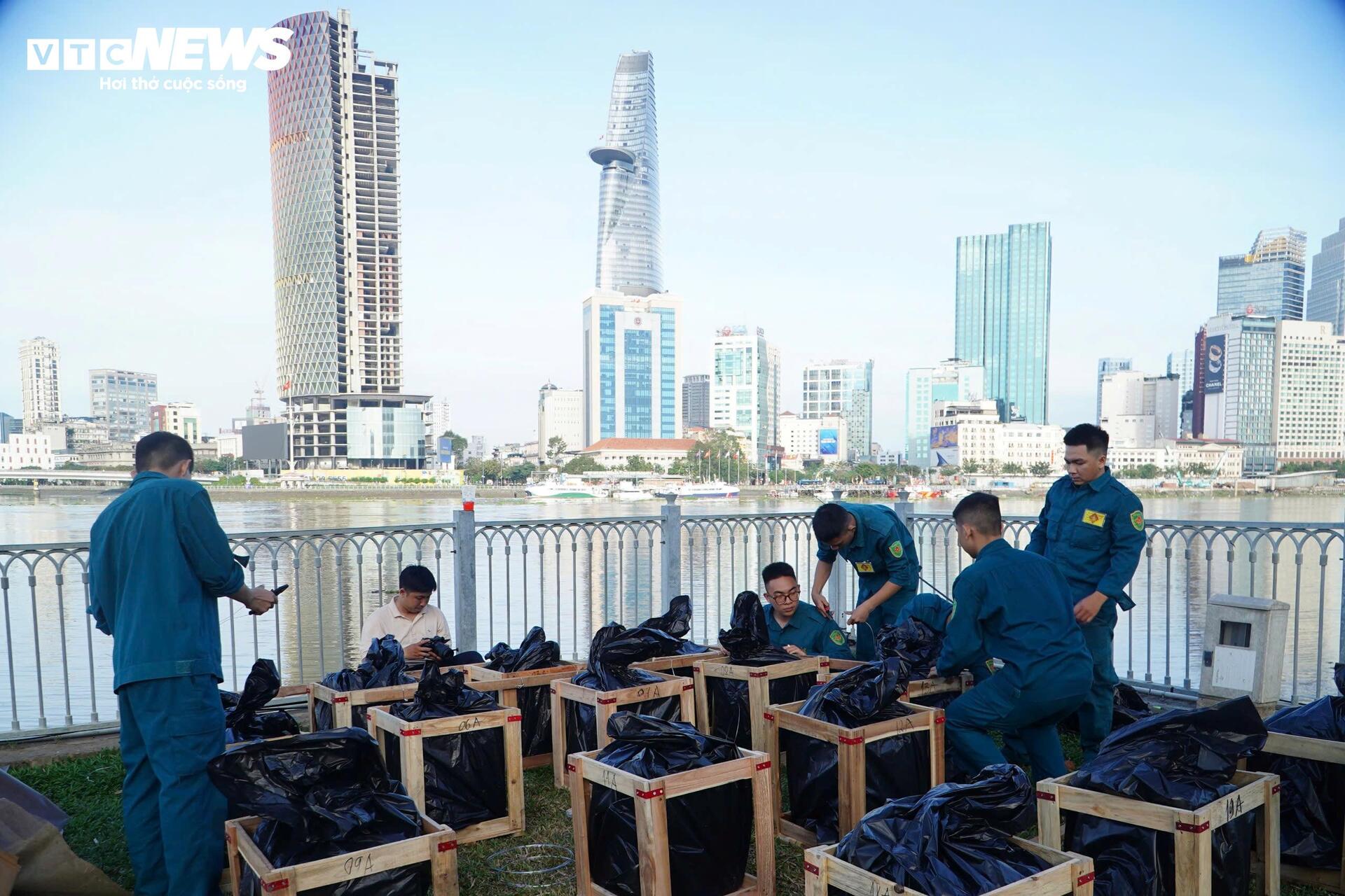 Cận cảnh trận địa pháo hoa ở TP.HCM sẵn sàng khai hỏa đón giao thừa - 1