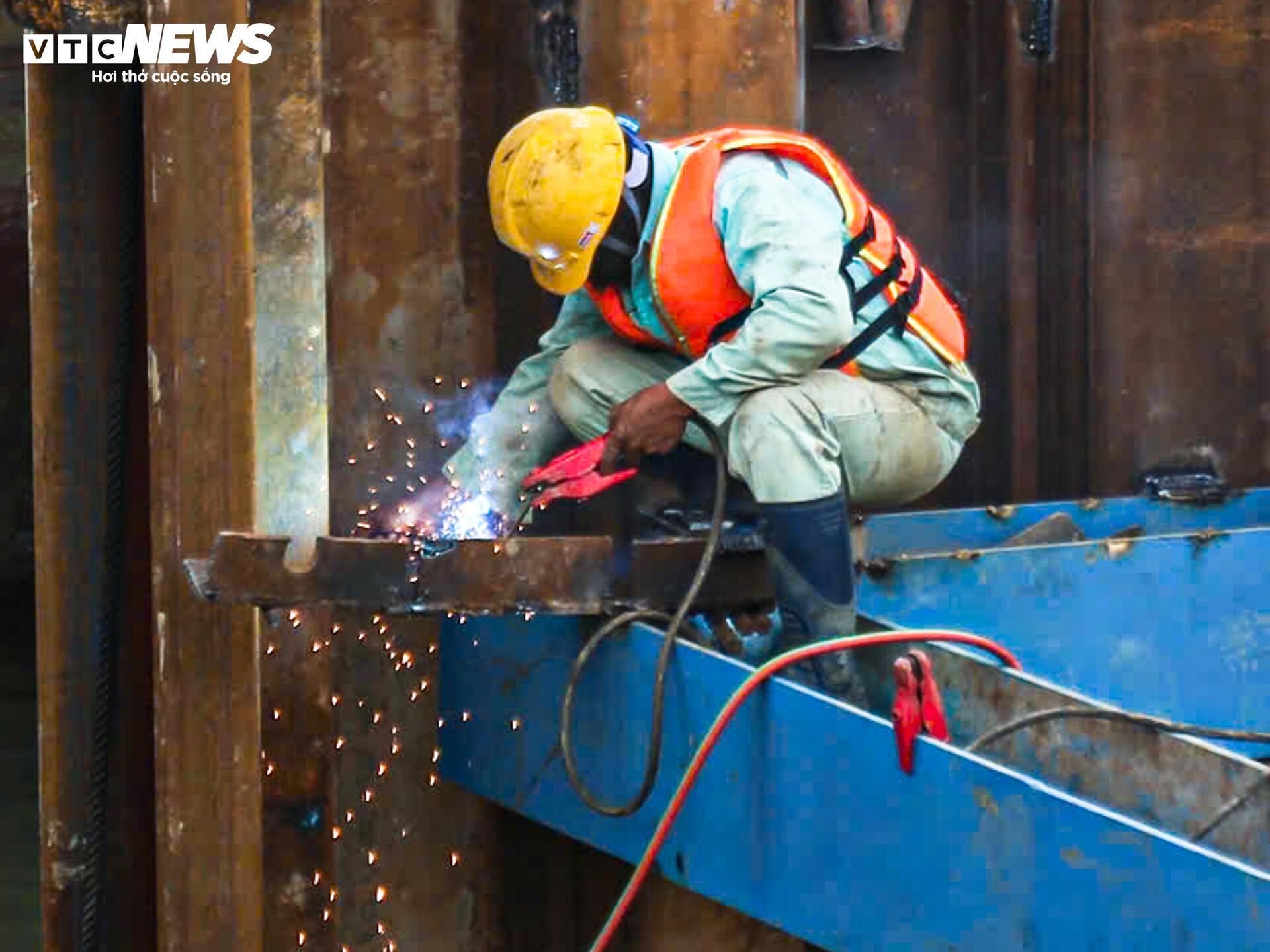 Công nhân, kỹ sư làm việc xuyên Tết tại dự án cầu trọng điểm của Hà Nội - 7