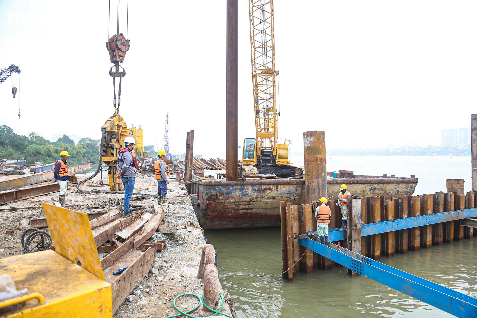 Công nhân, kỹ sư làm việc xuyên Tết tại dự án cầu trọng điểm của Hà Nội - 5