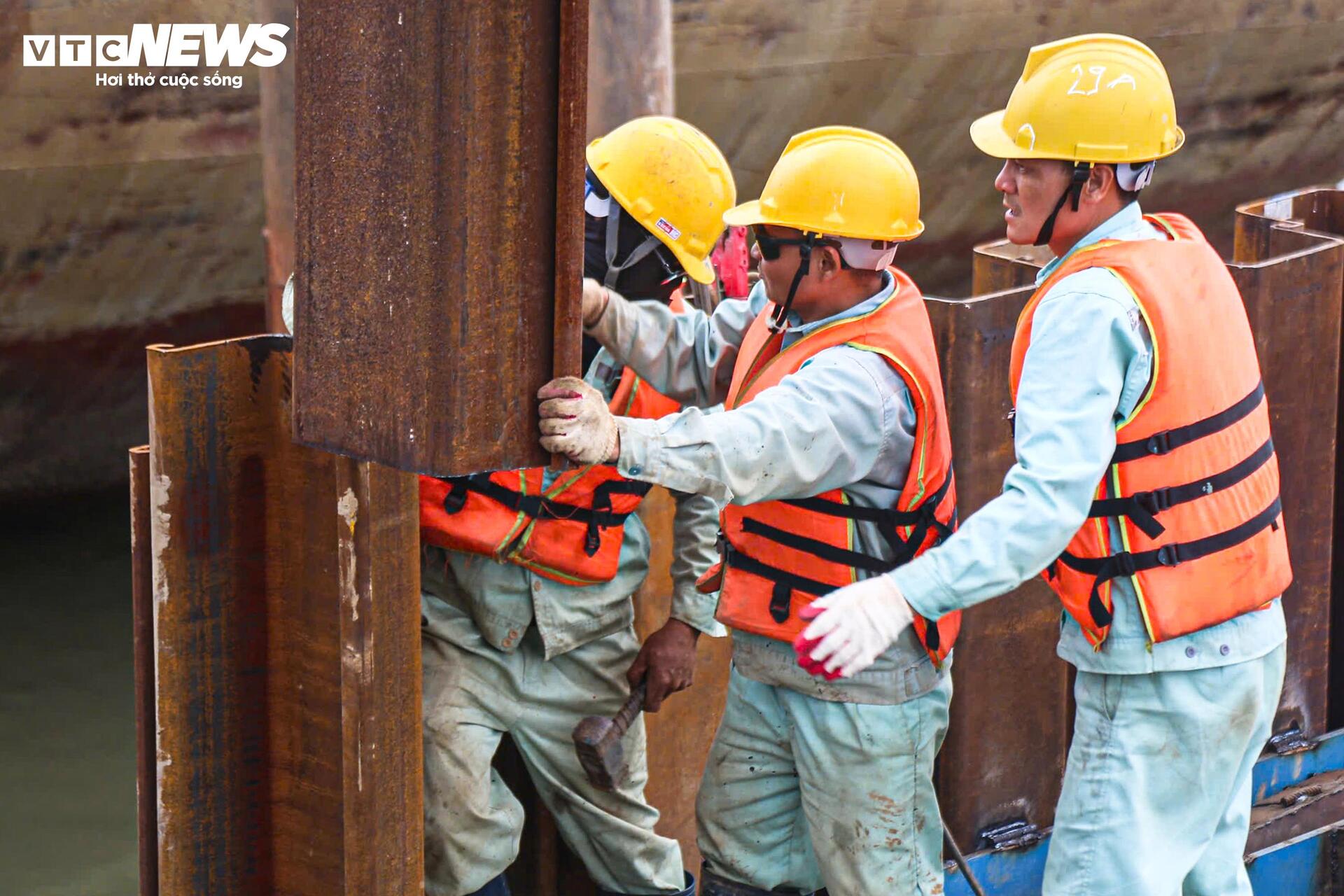 Công nhân, kỹ sư làm việc xuyên Tết tại dự án cầu trọng điểm của Hà Nội - 4