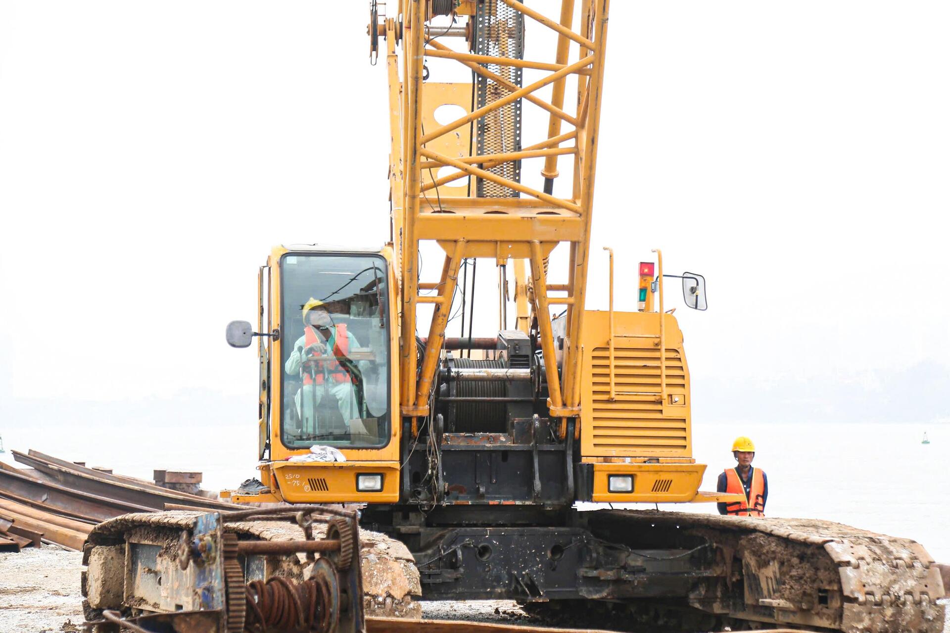 Công nhân, kỹ sư làm việc xuyên Tết tại dự án cầu trọng điểm của Hà Nội - 8