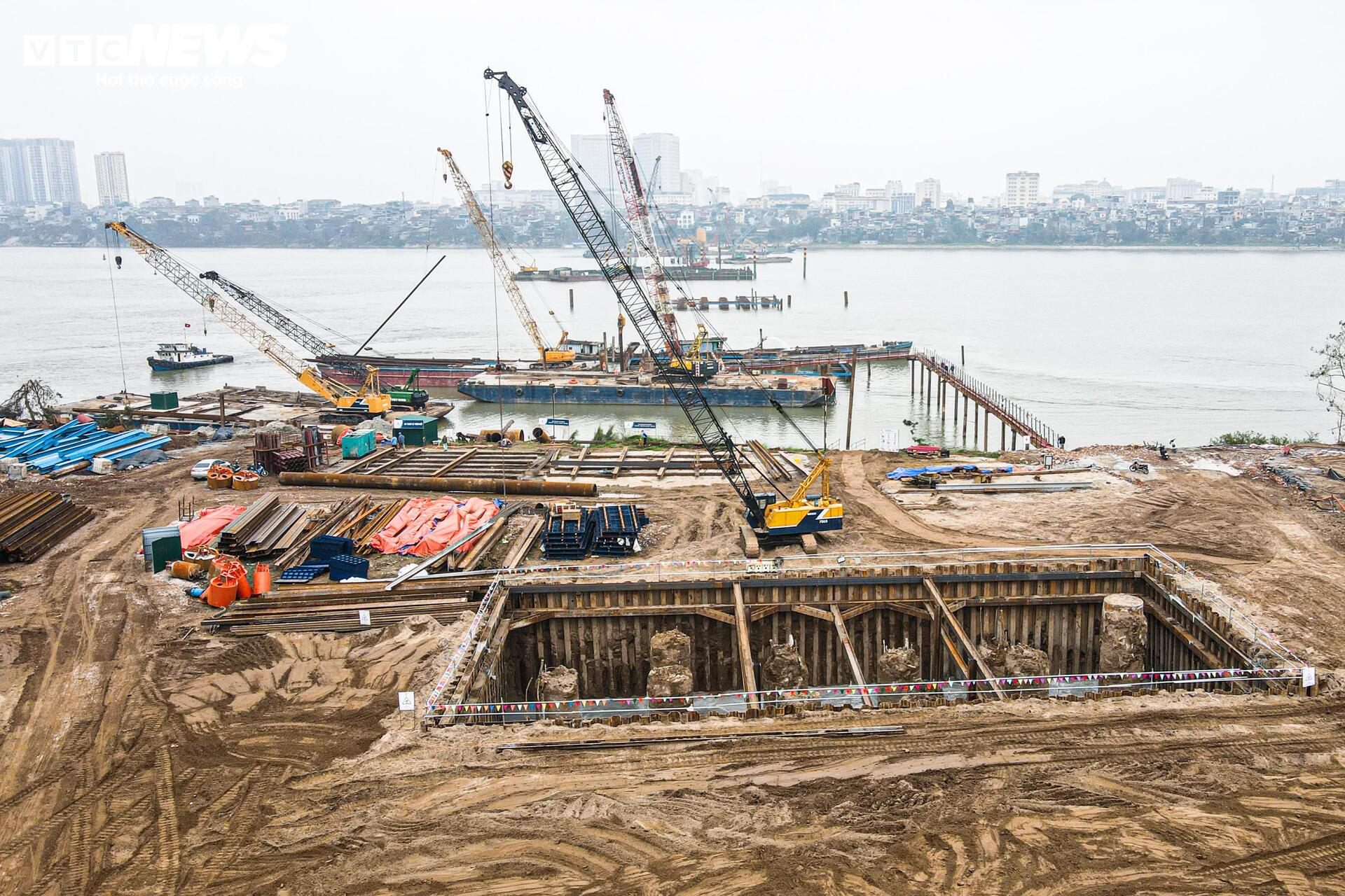 Công nhân, kỹ sư làm việc xuyên Tết tại dự án cầu trọng điểm của Hà Nội - 1