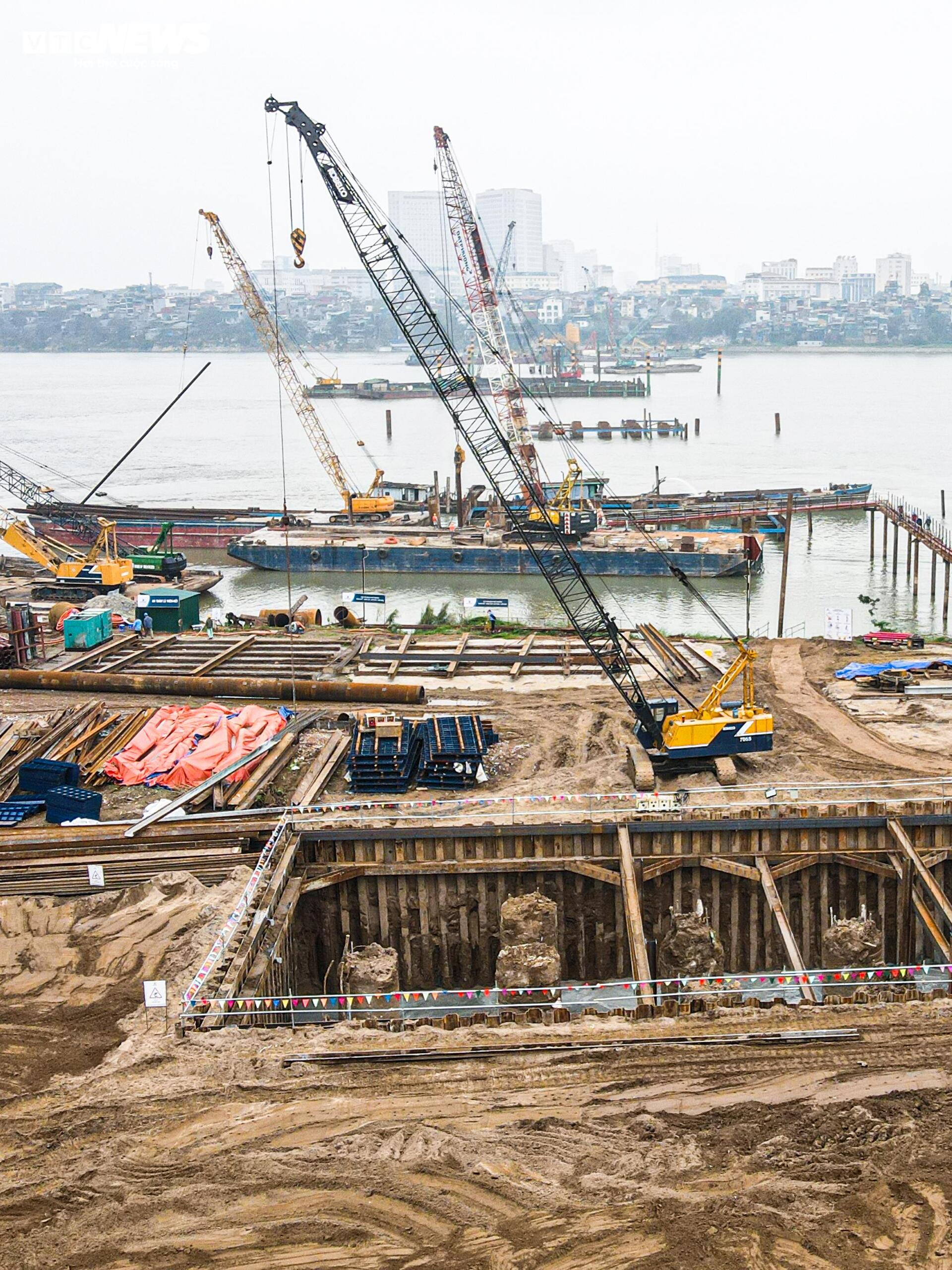 Công nhân, kỹ sư làm việc xuyên Tết tại dự án cầu trọng điểm của Hà Nội - 11