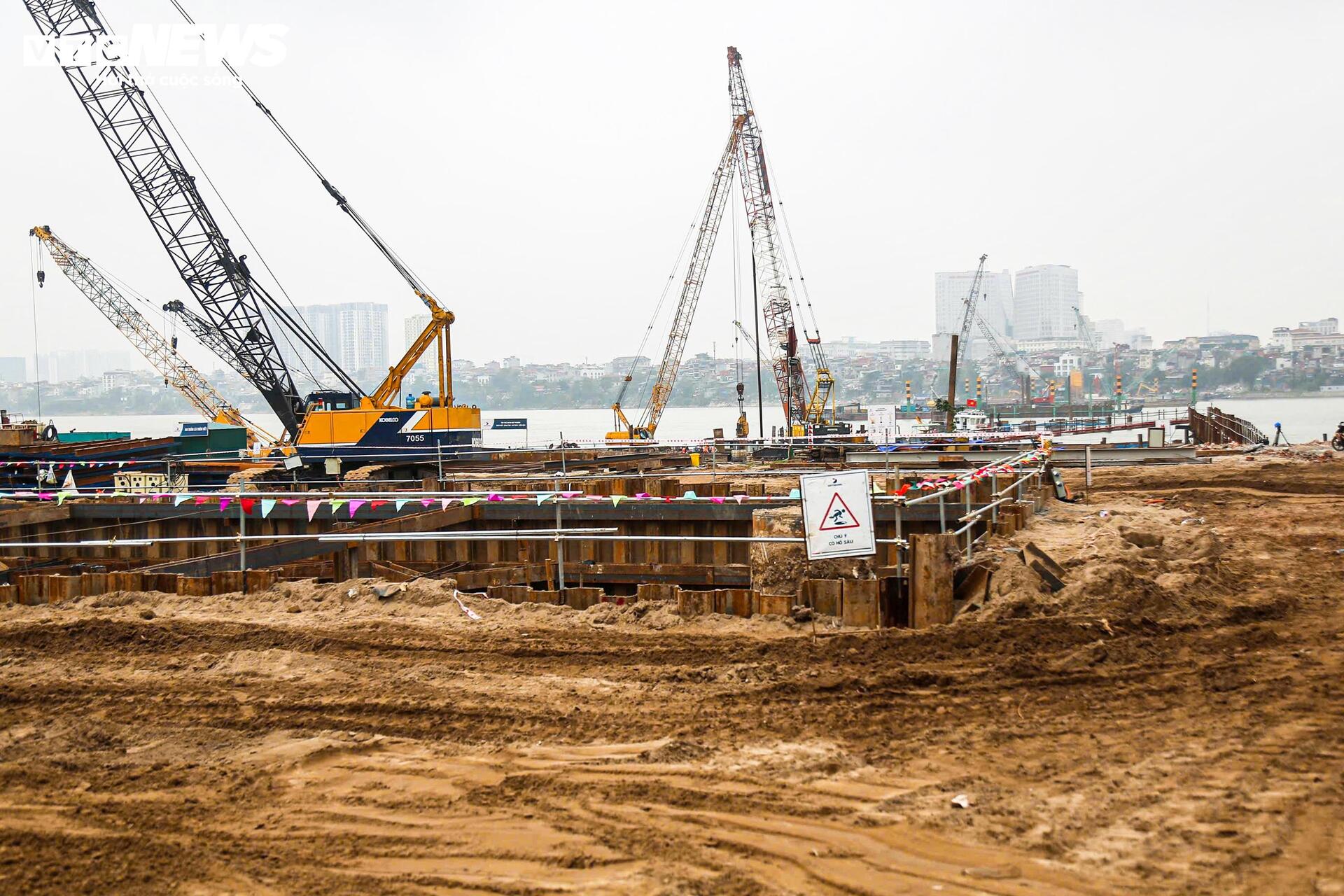 Công nhân, kỹ sư làm việc xuyên Tết tại dự án cầu trọng điểm của Hà Nội - 9