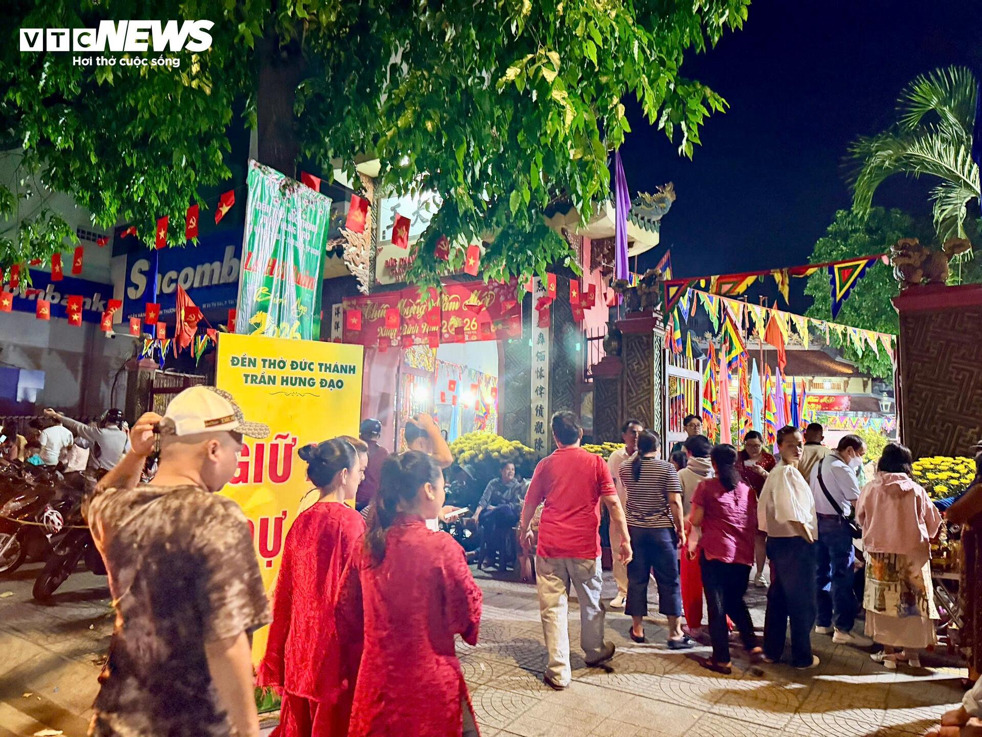 Người dân nườm nượp đi lễ Đền Đức Thánh Trần ngay thời khắc chuyển giao năm mới - 1