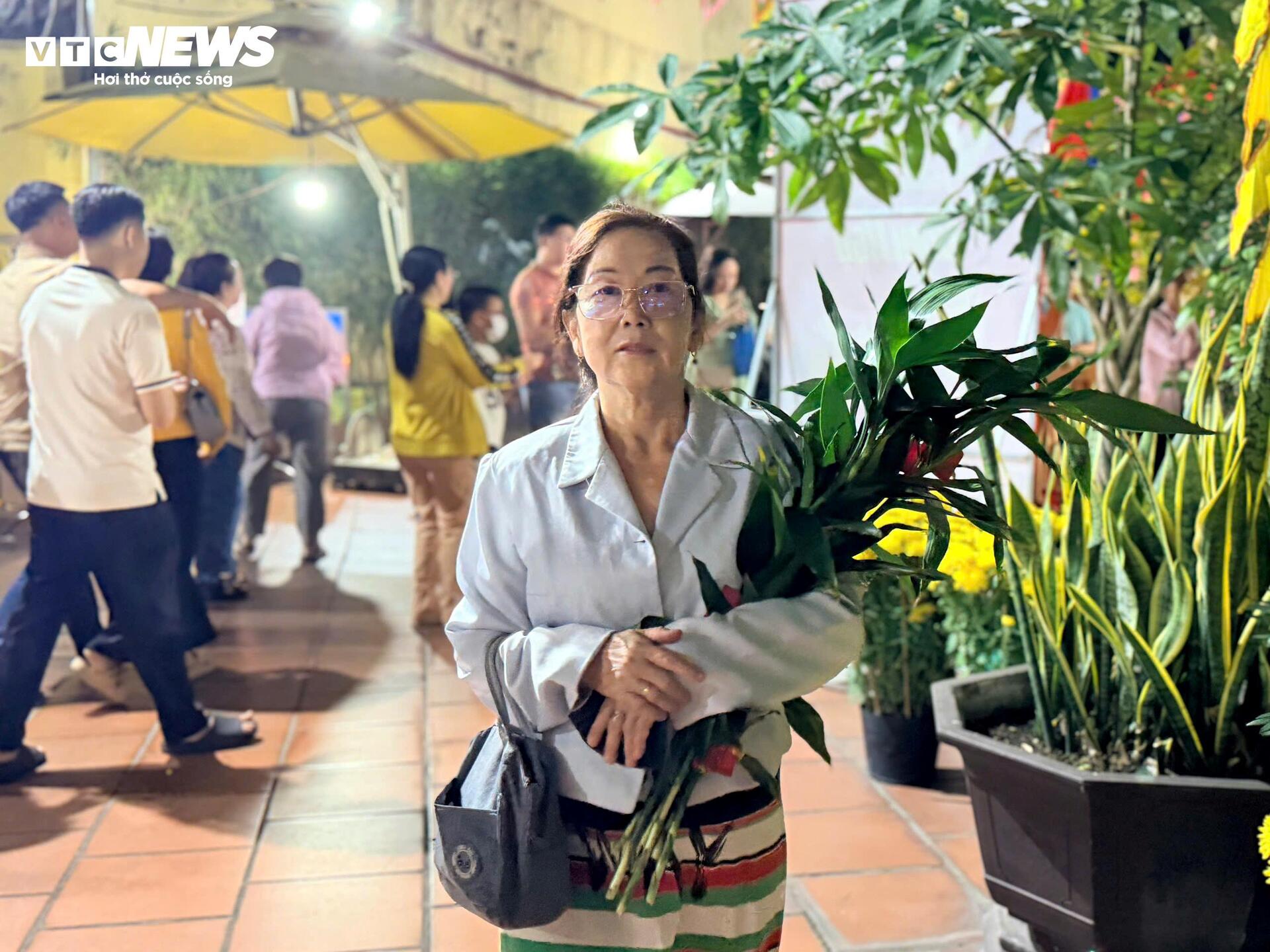 Người dân nườm nượp đi lễ Đền Đức Thánh Trần ngay thời khắc chuyển giao năm mới - 3