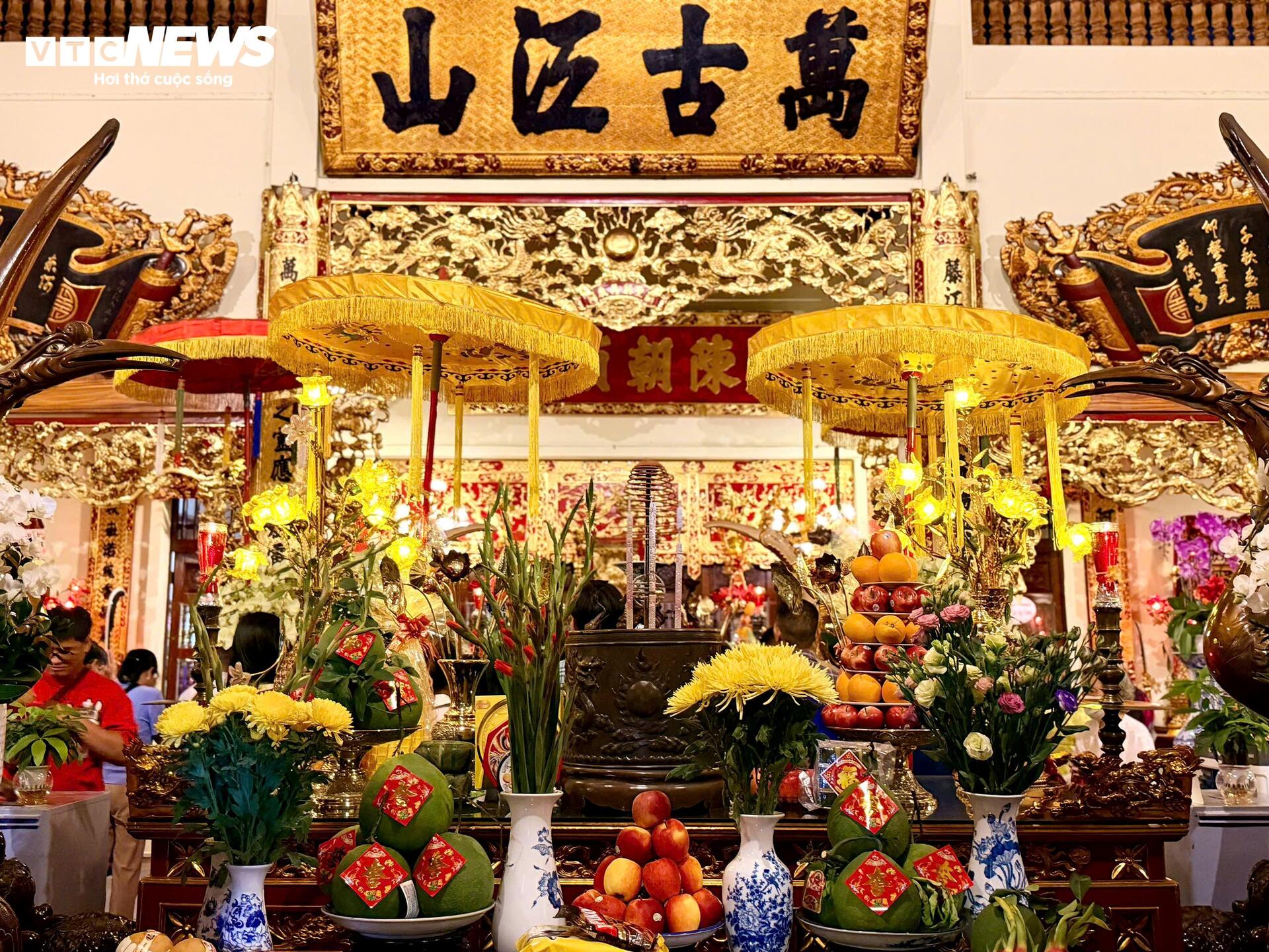 Người dân nườm nượp đi lễ Đền Đức Thánh Trần ngay thời khắc chuyển giao năm mới - 7