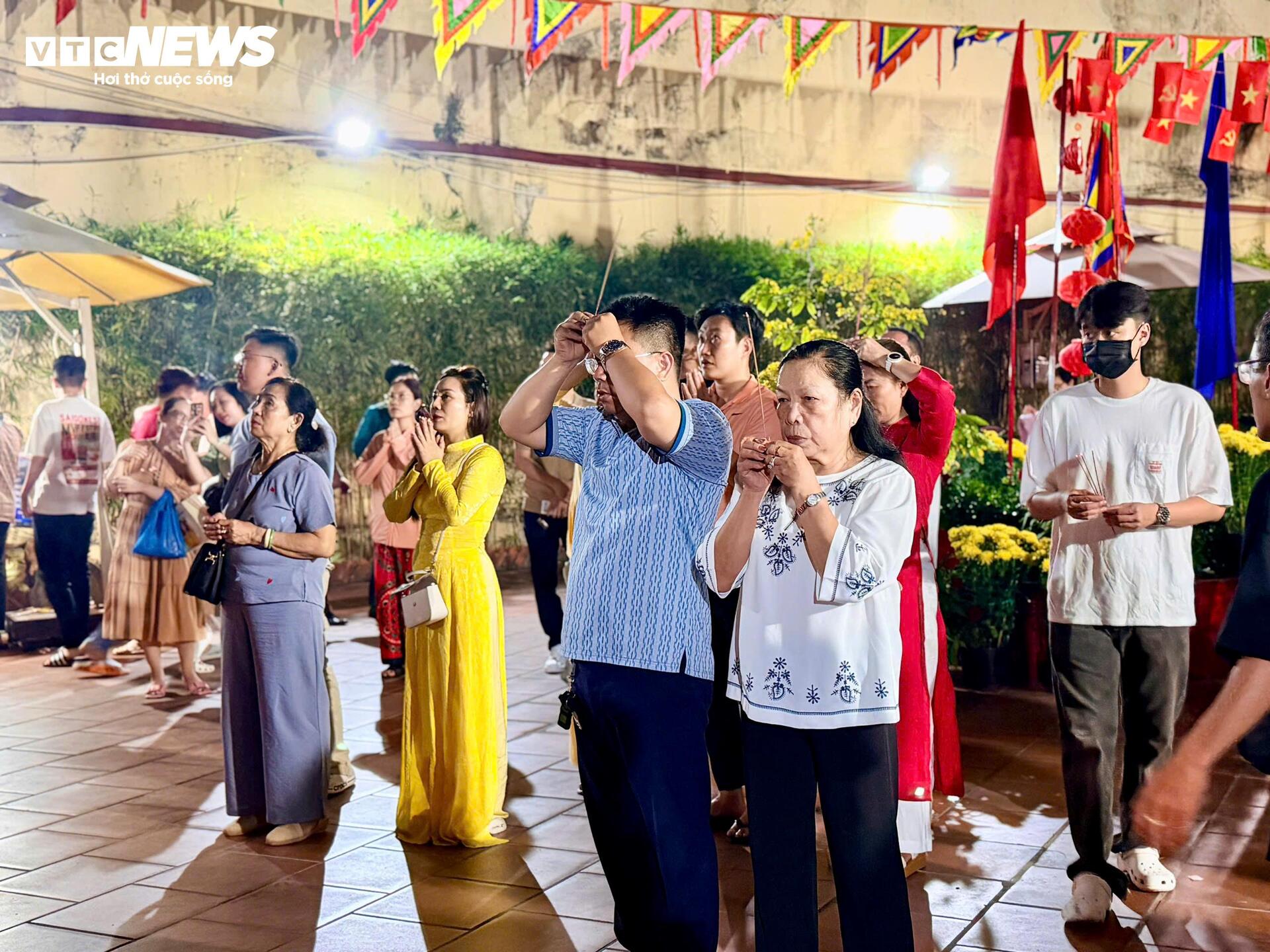 Người dân nườm nượp đi lễ Đền Đức Thánh Trần ngay thời khắc chuyển giao năm mới - 4