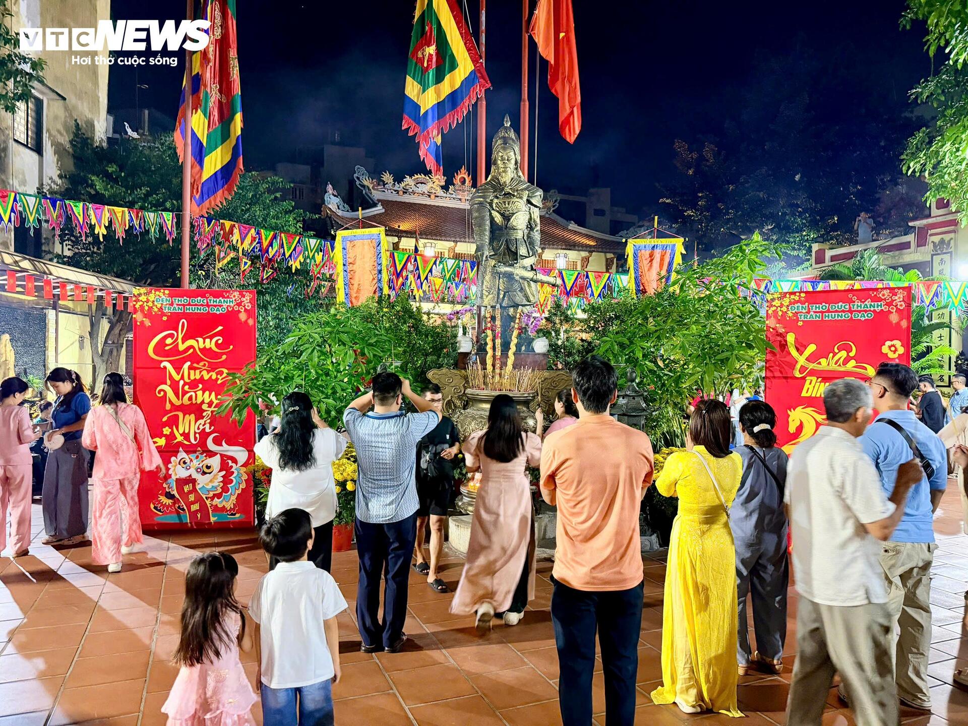 Người dân nườm nượp đi lễ Đền Đức Thánh Trần ngay thời khắc chuyển giao năm mới - 2