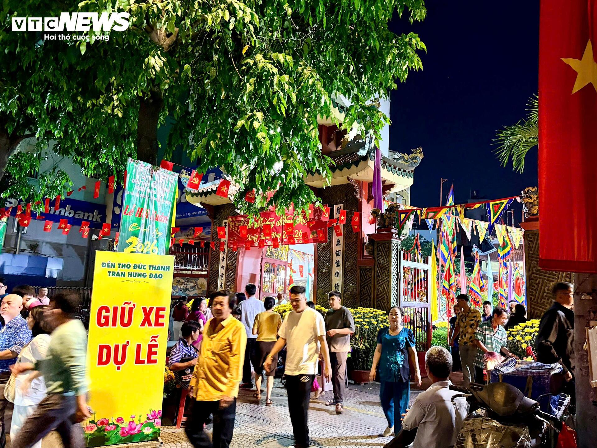 Người dân nườm nượp đi lễ Đền Đức Thánh Trần ngay thời khắc chuyển giao năm mới - 9