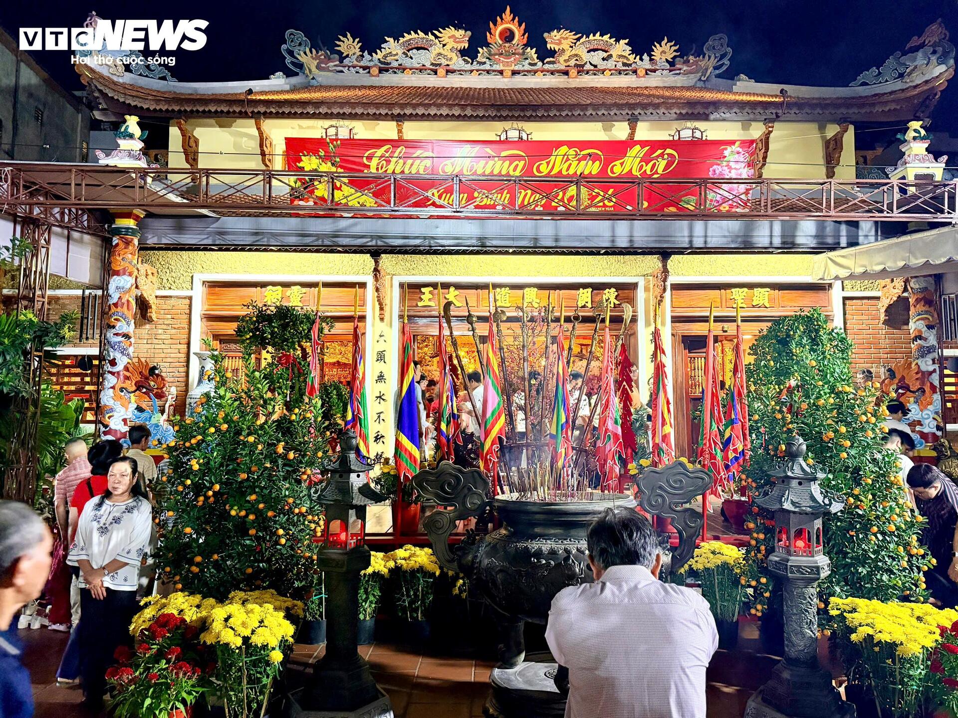 Người dân nườm nượp đi lễ Đền Đức Thánh Trần ngay thời khắc chuyển giao năm mới - 5