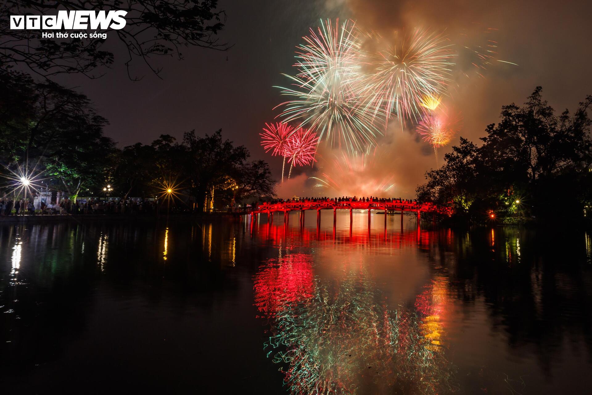 Pháo hoa rực sáng trên bầu trời cả nước, người dân xúc động đón năm mới Bính Ngọ 2026 - 1