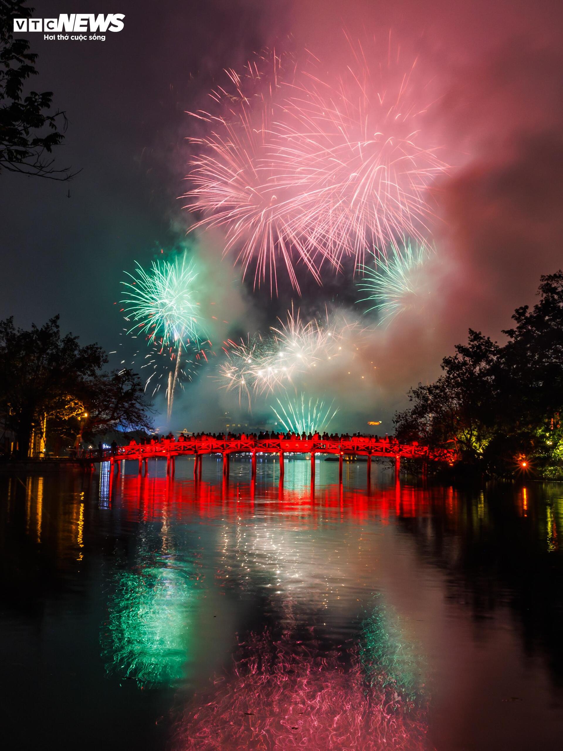 Pháo hoa rực sáng trên bầu trời cả nước, người dân xúc động đón năm mới Bính Ngọ 2026 - 4