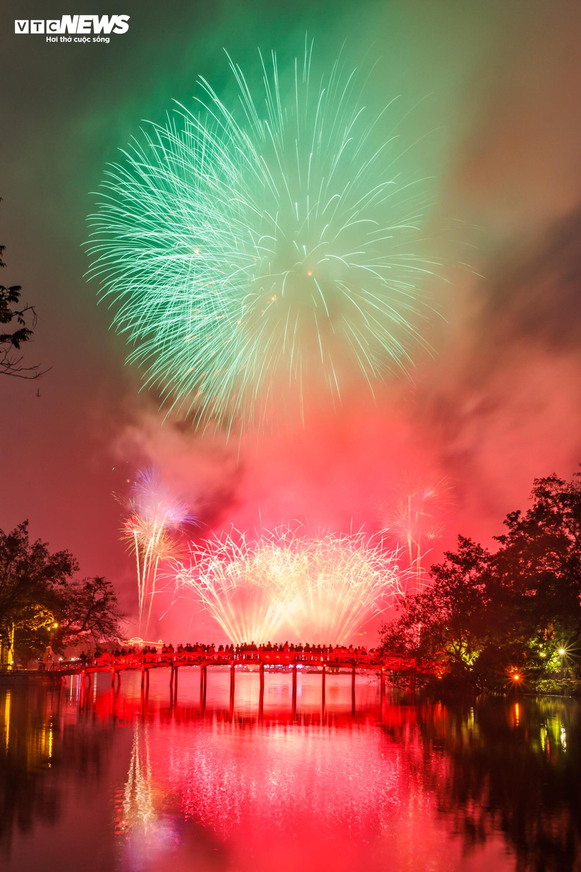 Pháo hoa rực sáng trên bầu trời cả nước, người dân xúc động đón năm mới Bính Ngọ 2026 - 5