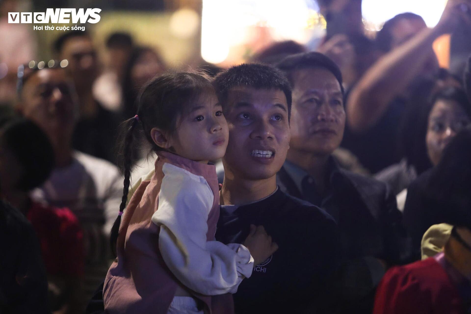 Pháo hoa rực sáng trên bầu trời cả nước, người dân xúc động đón năm mới Bính Ngọ 2026 - 7