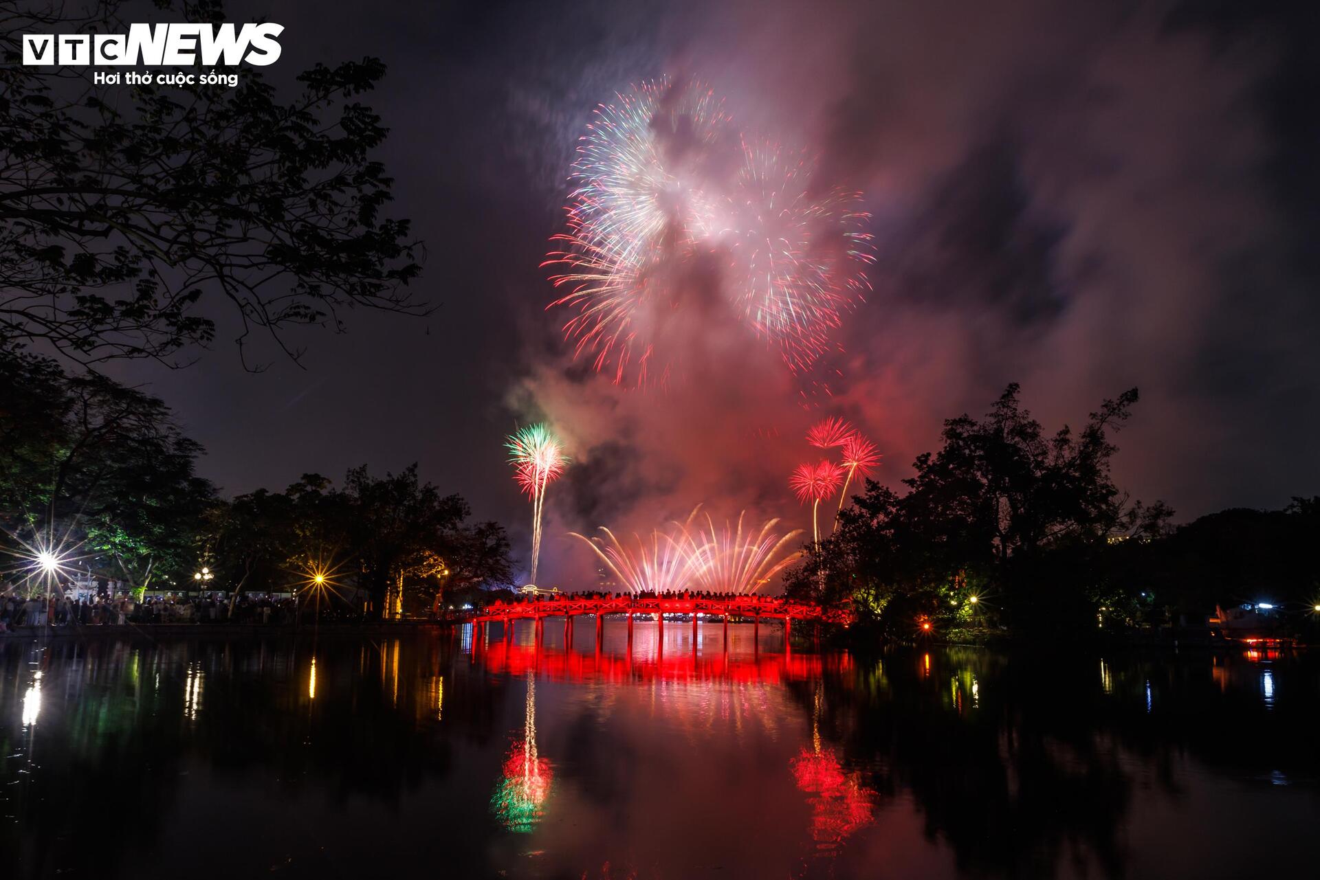 Pháo hoa rực sáng trên bầu trời cả nước, người dân xúc động đón năm mới Bính Ngọ 2026 - 8