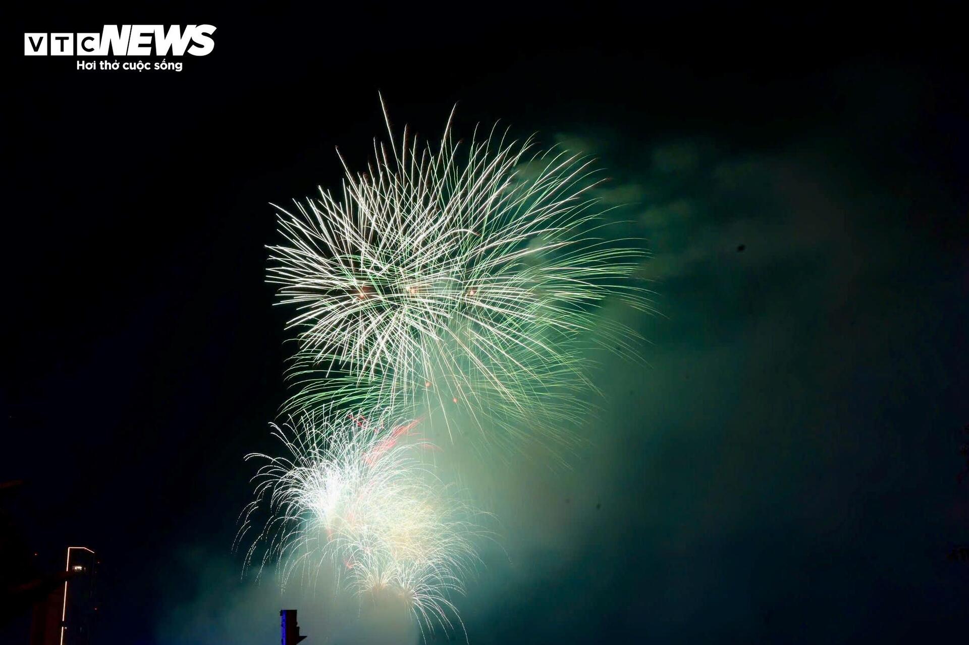 Pháo hoa rực sáng trên bầu trời cả nước, người dân xúc động đón năm mới Bính Ngọ 2026 - 13