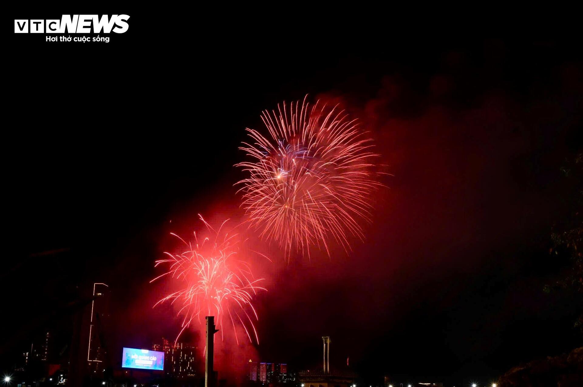 Pháo hoa rực sáng trên bầu trời cả nước, người dân xúc động đón năm mới Bính Ngọ 2026 - 14