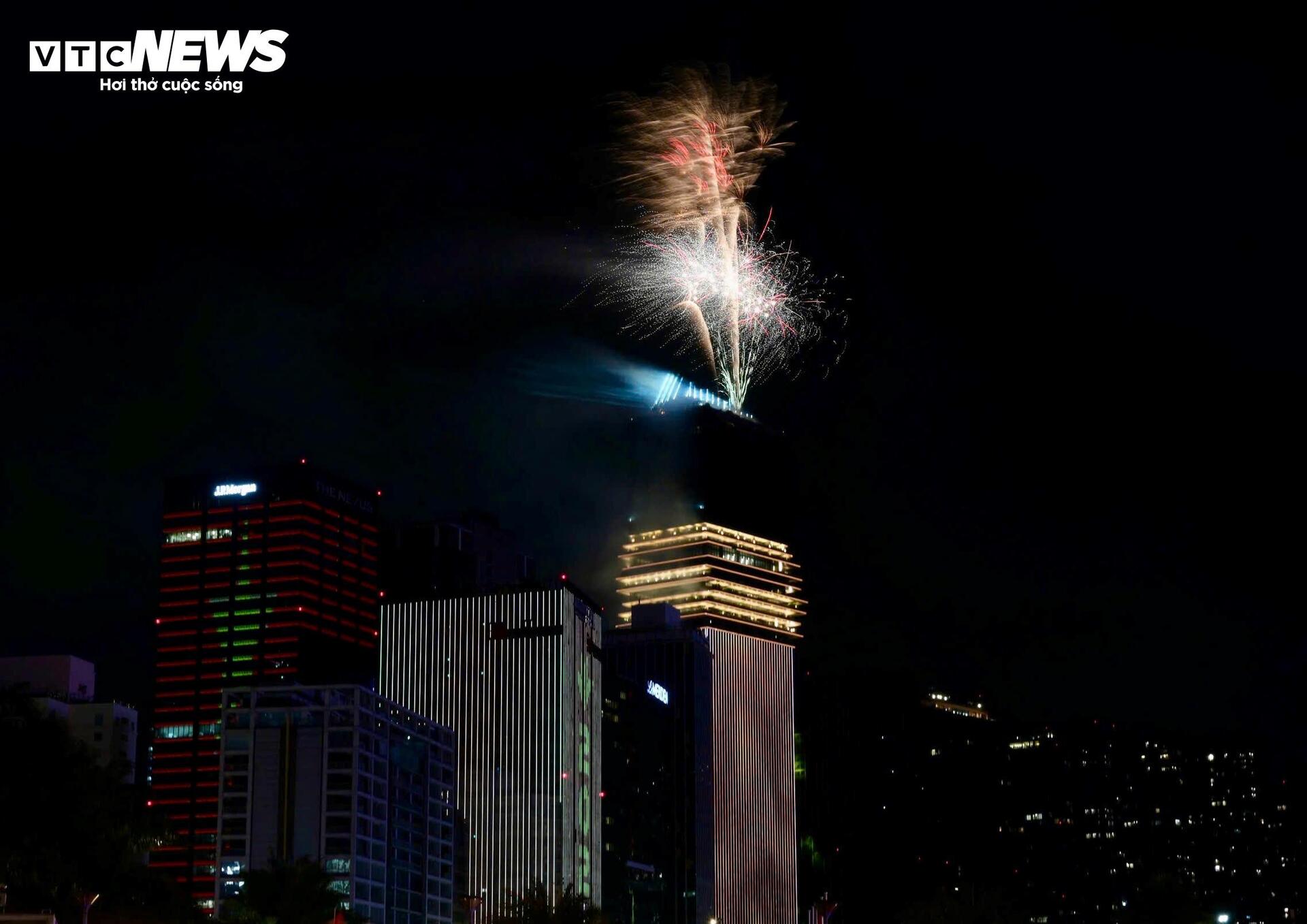 Pháo hoa rực sáng trên bầu trời cả nước, người dân xúc động đón năm mới Bính Ngọ 2026 - 22