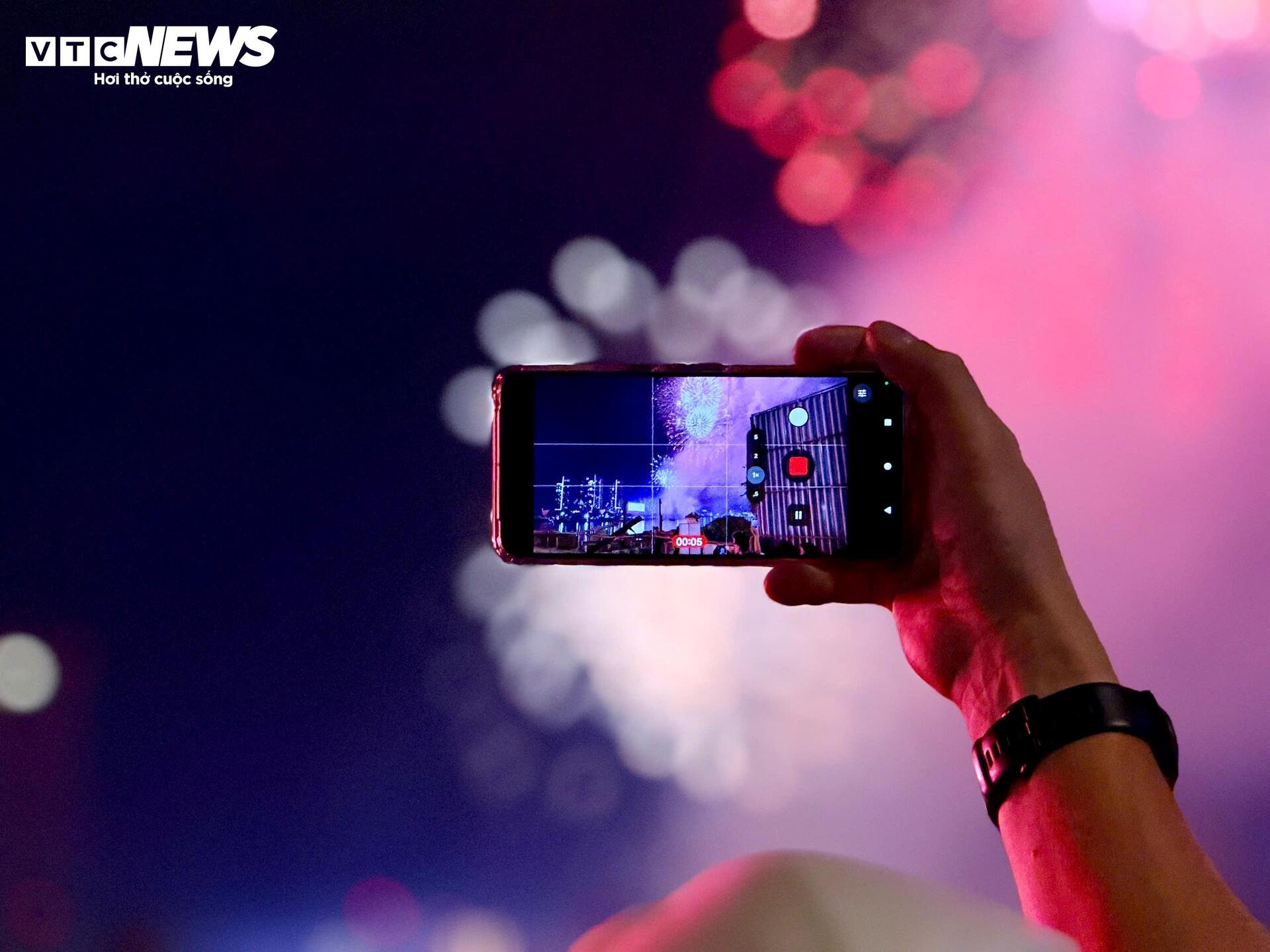 Pháo hoa rực sáng trên bầu trời cả nước, người dân xúc động đón năm mới Bính Ngọ 2026 - 17