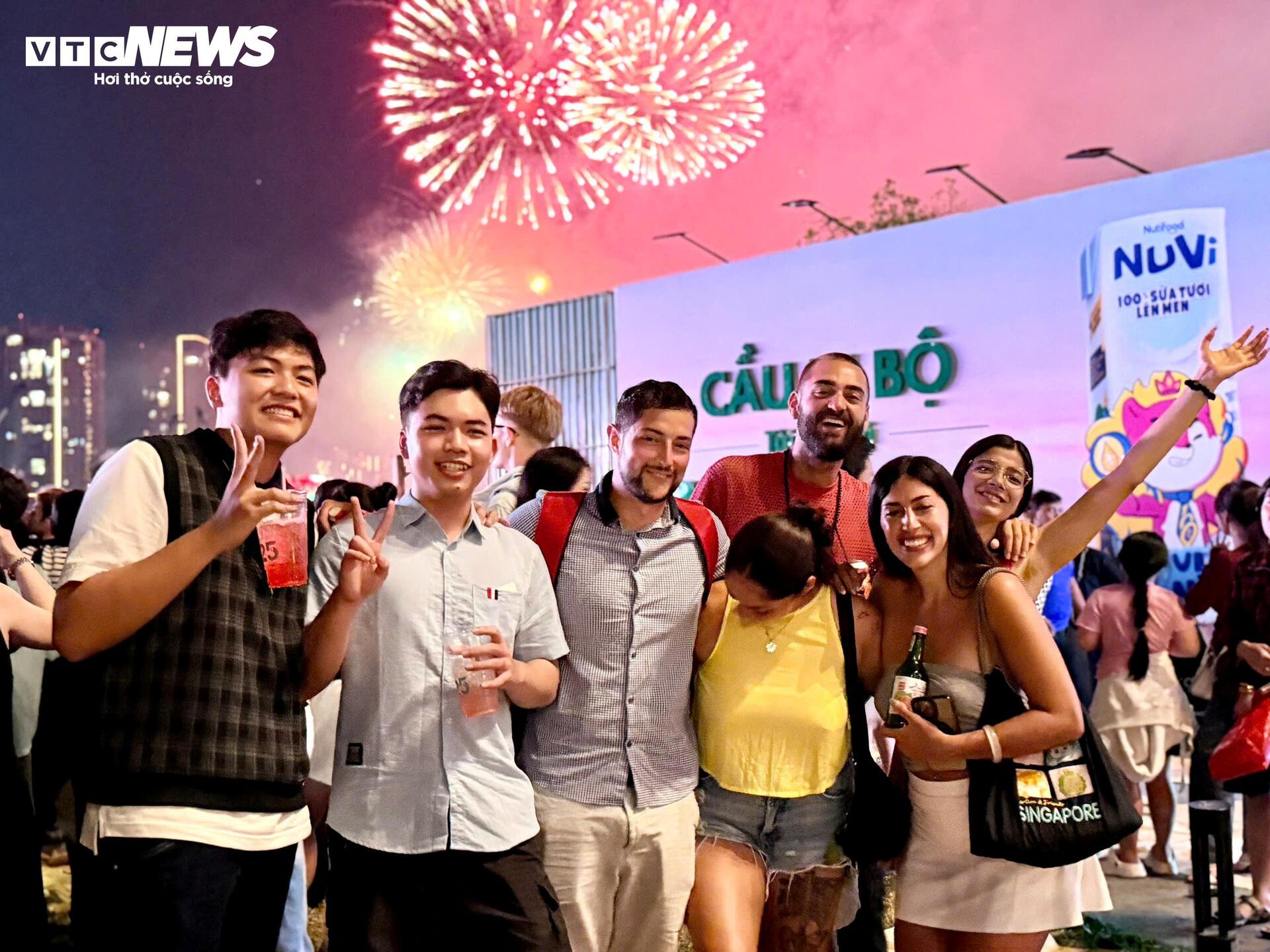 Pháo hoa rực sáng trên bầu trời cả nước, người dân xúc động đón năm mới Bính Ngọ 2026 - 20