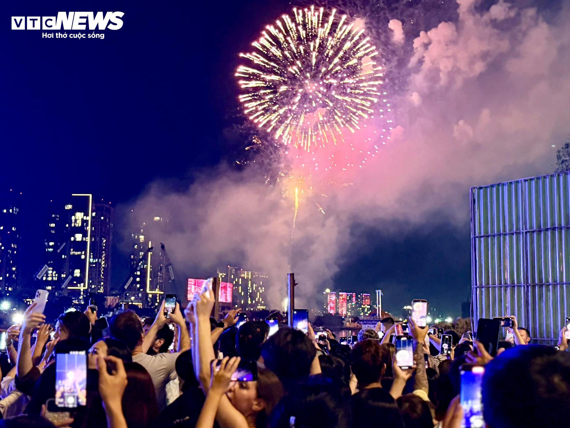 Pháo hoa rực sáng trên bầu trời cả nước, người dân xúc động đón năm mới Bính Ngọ 2026 - 15