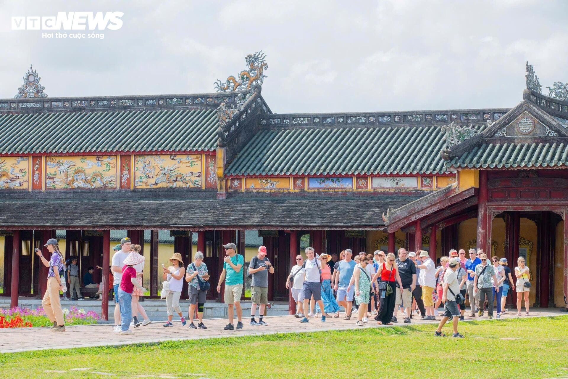 Khách Tây thích thú trải nghiệm du xuân trong Đại nội Huế ngày đầu năm mới - 9