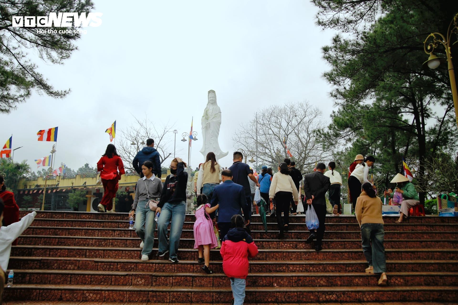 Cổ tự xứ Huế nườm nượp người đến lễ cầu an những ngày đầu năm mới - 1
