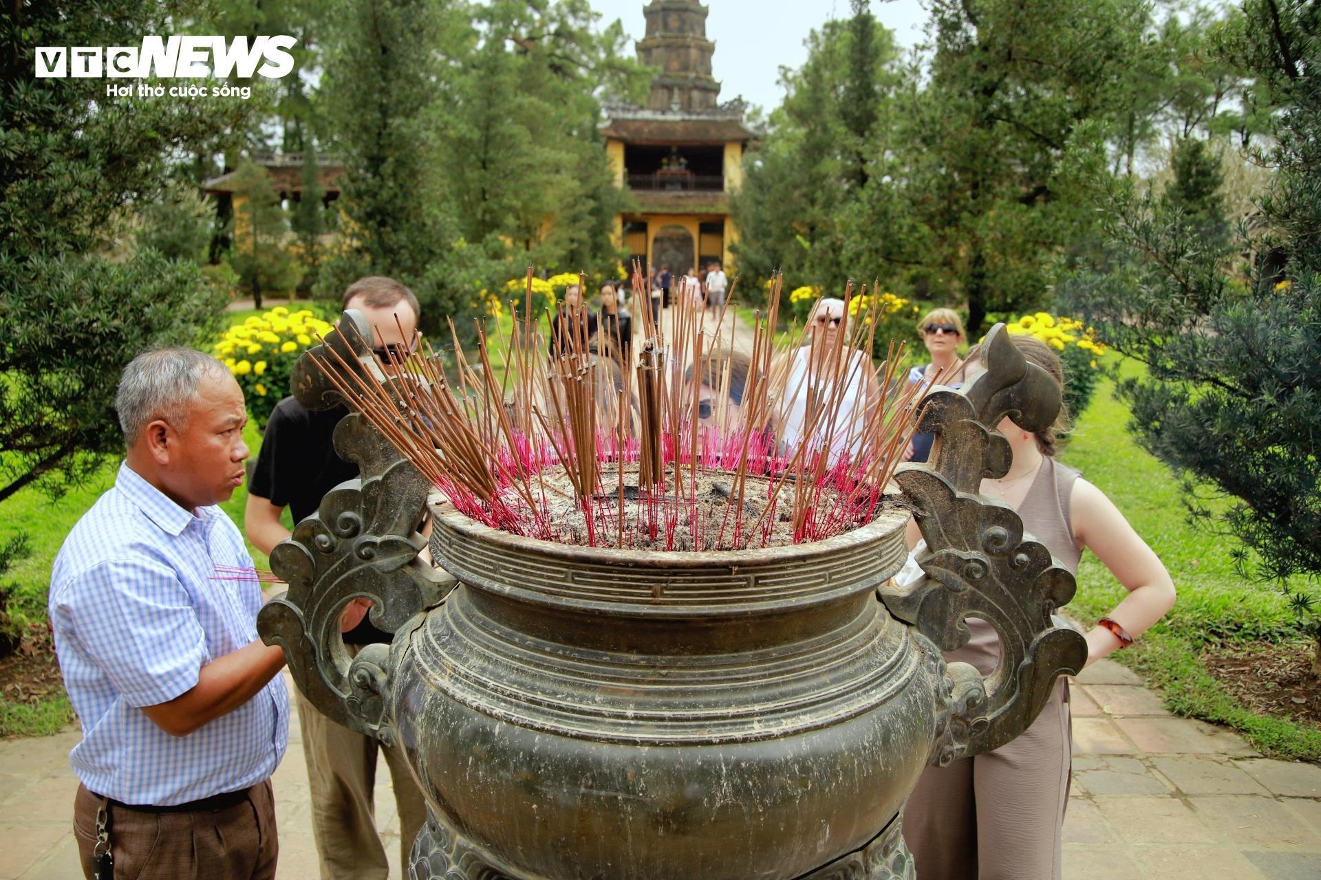 Cổ tự xứ Huế nườm nượp người đến lễ cầu an những ngày đầu năm mới - 8