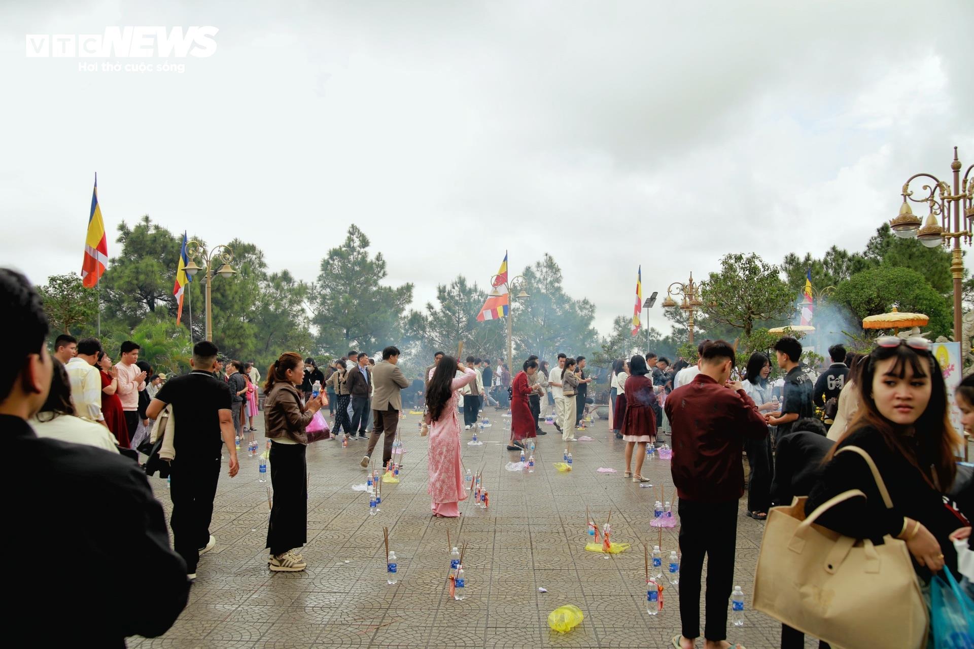 Cổ tự xứ Huế nườm nượp người đến lễ cầu an những ngày đầu năm mới - 2