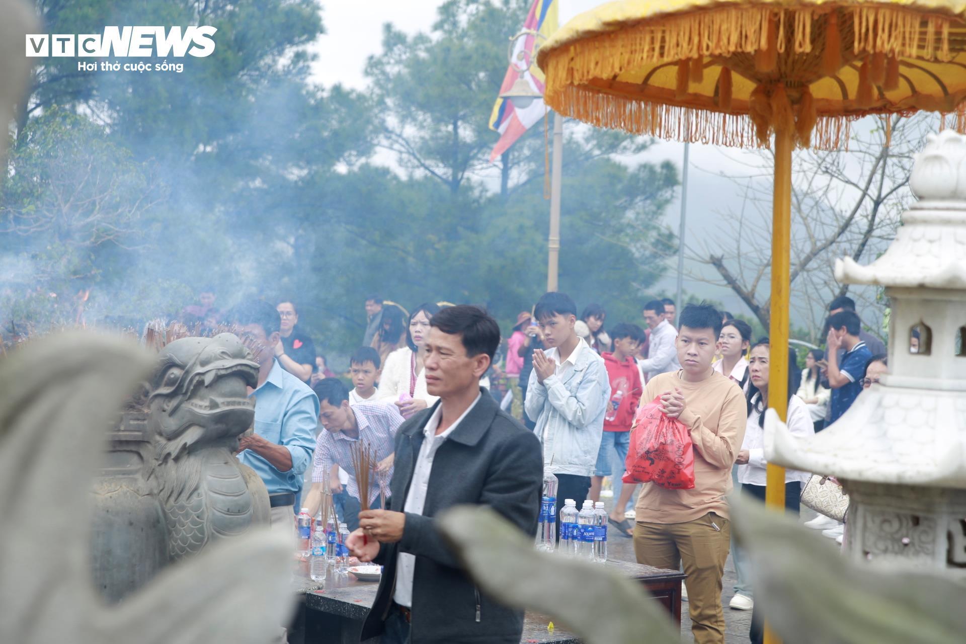 Cổ tự xứ Huế nườm nượp người đến lễ cầu an những ngày đầu năm mới - 3