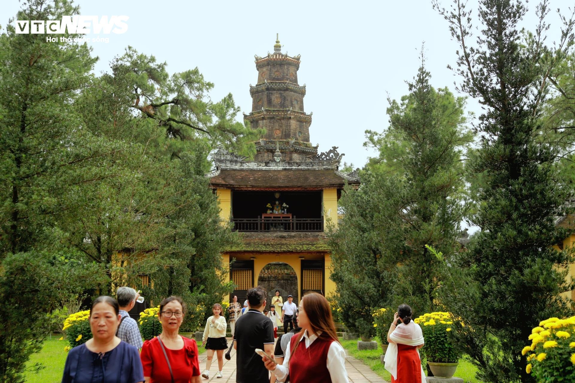 Cổ tự xứ Huế nườm nượp người đến lễ cầu an những ngày đầu năm mới - 7