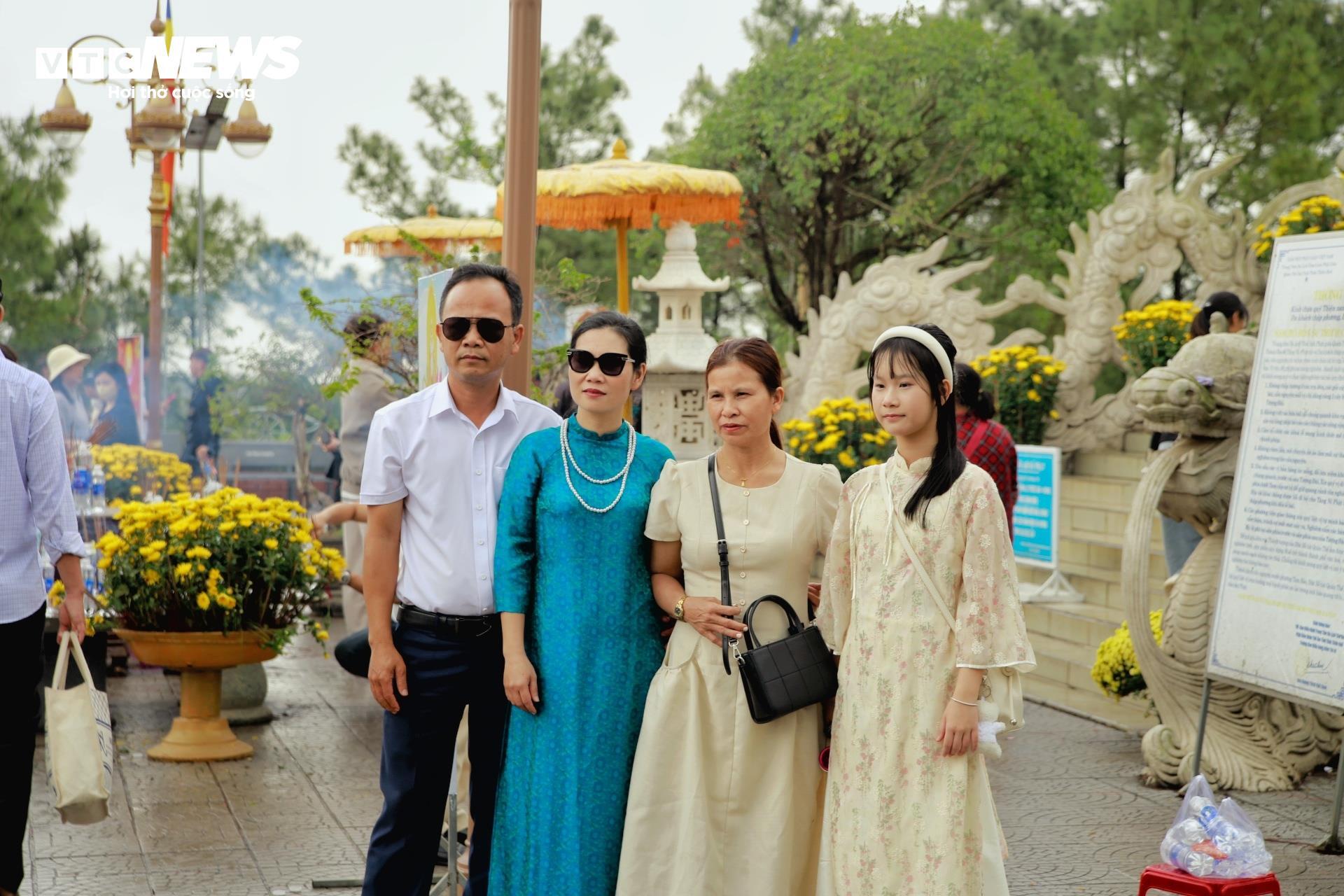 Cổ tự xứ Huế nườm nượp người đến lễ cầu an những ngày đầu năm mới - 9