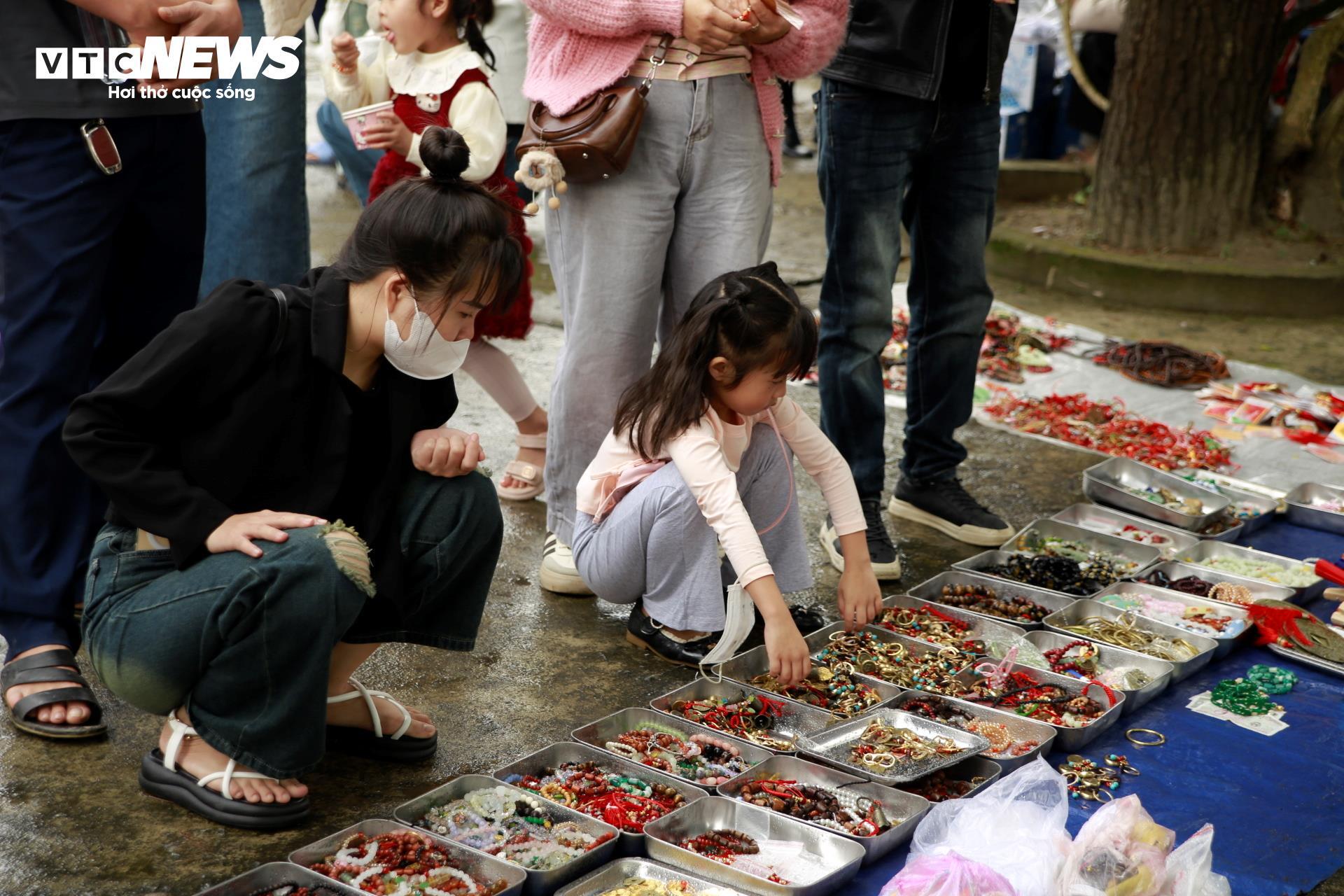 Cổ tự xứ Huế nườm nượp người đến lễ cầu an những ngày đầu năm mới - 10