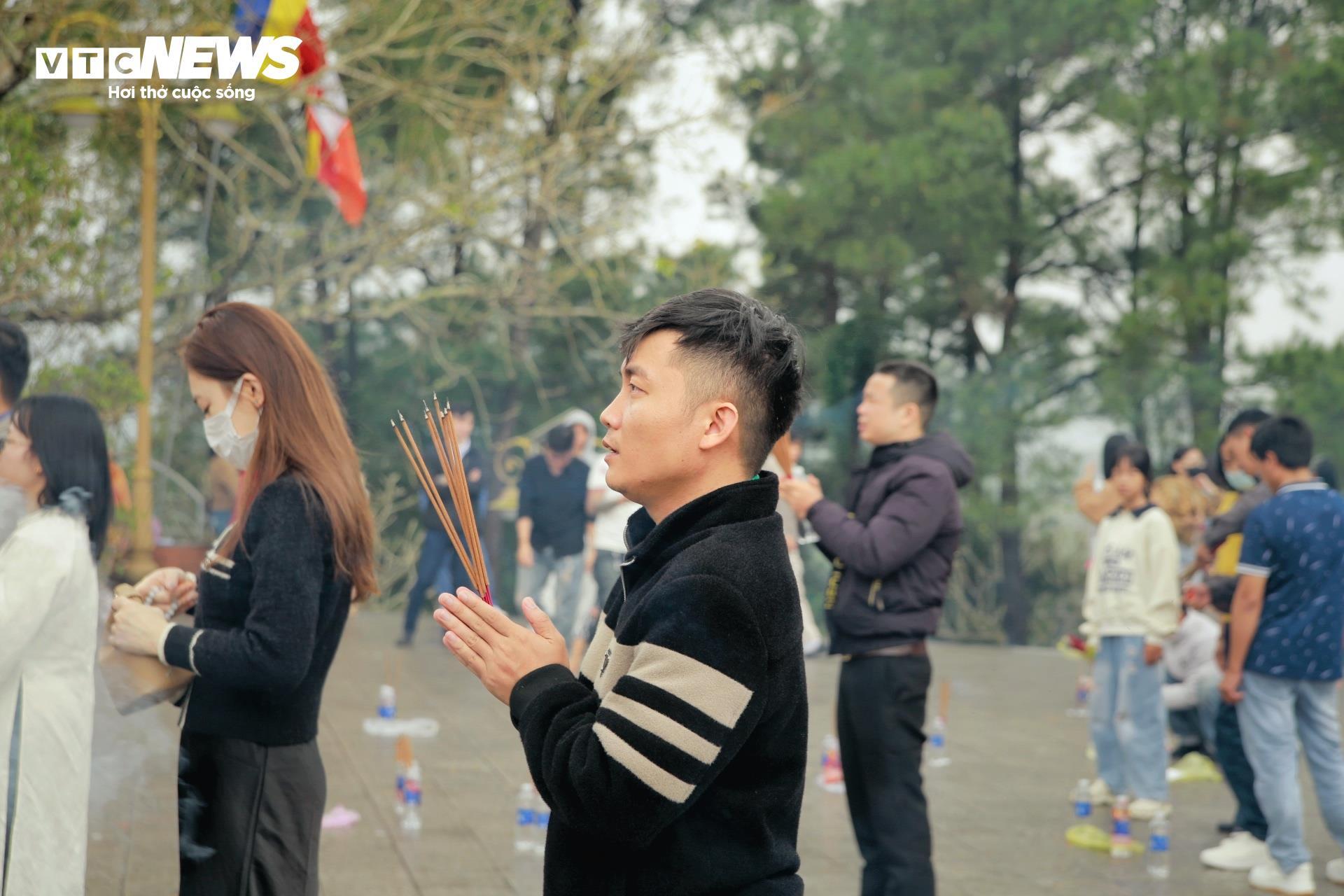 Cổ tự xứ Huế nườm nượp người đến lễ cầu an những ngày đầu năm mới - 4